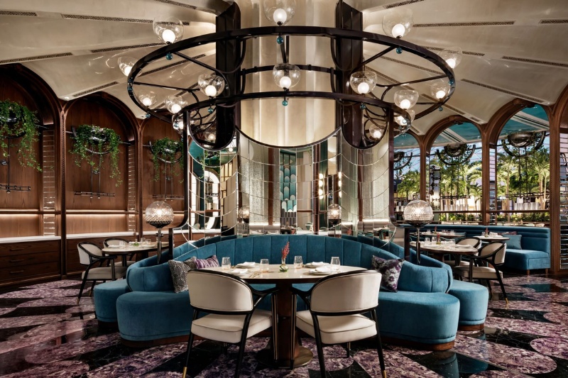 بازی نور و آینه در ضیافت سلطنتی؛ روایت اساطیری در رستوران کویت