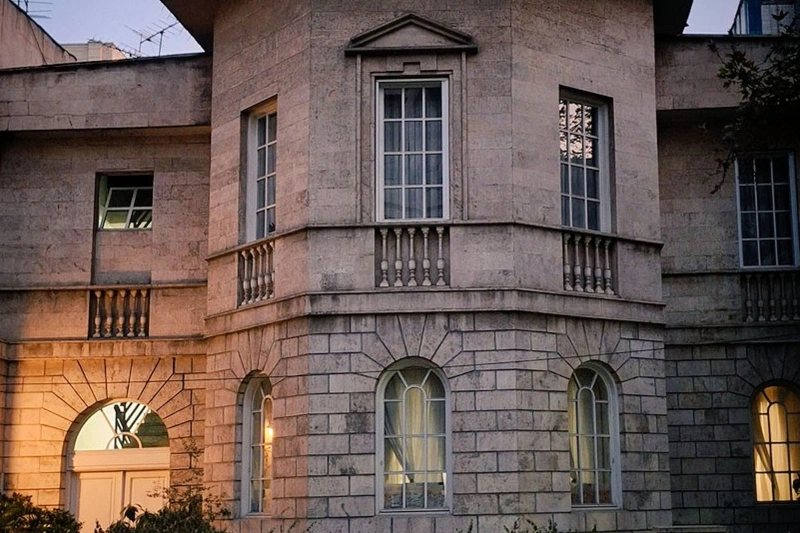 خانه‌ای شبیه قلعه اروپایی در قلب تهران؛ دوام آورده میان برج‌سازان!