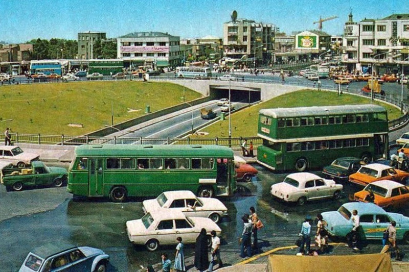 قابی از تهران قدیم؛ میدان شهناز با اتوبوس‌ها و خودروهای رنگارنگ در دهه ۵۰