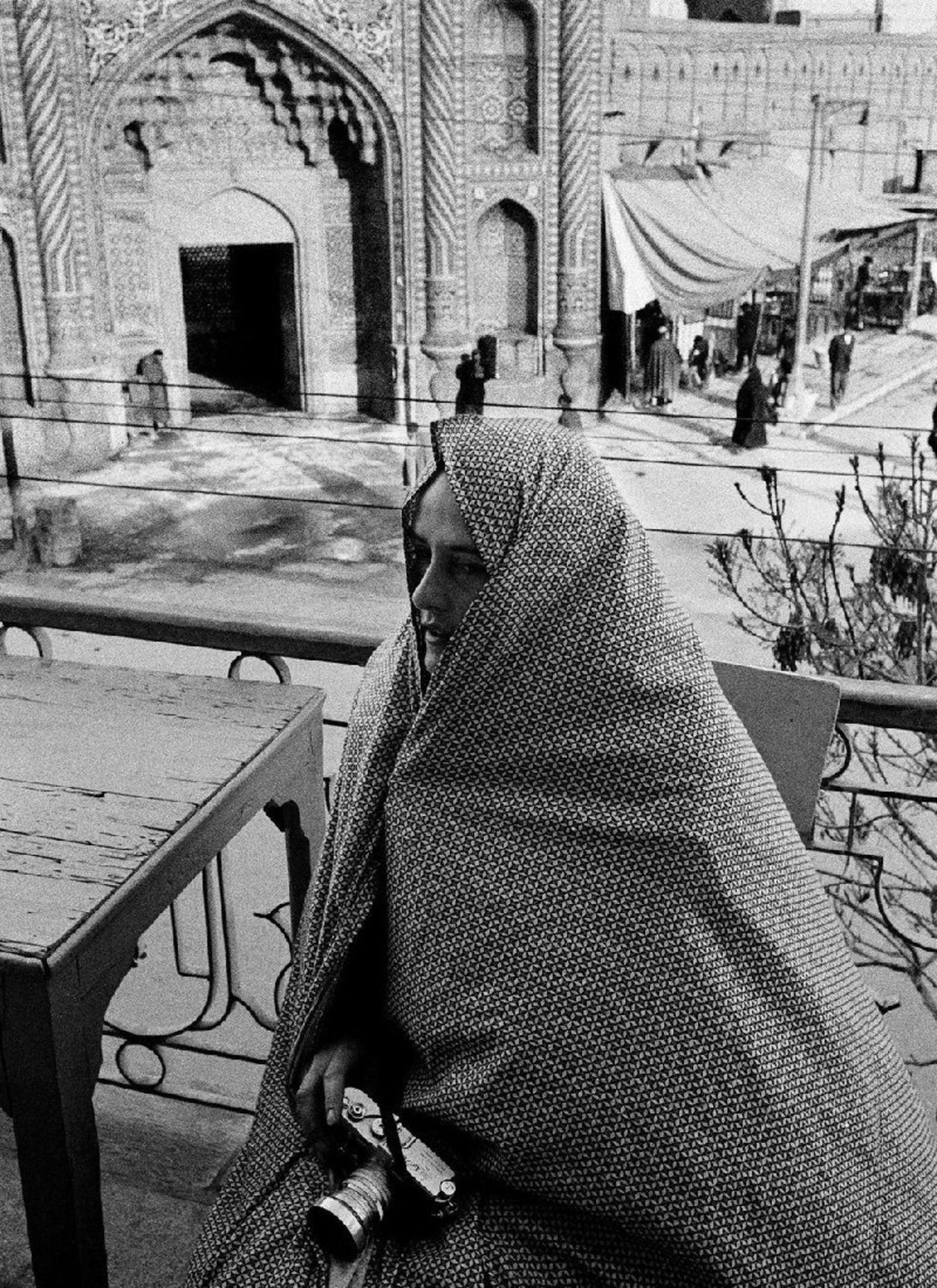 تصویری از عکاس اتریشی در قم؛ لحظهای پیش از ورود به حرم حضرت معصومه (س) 4 عکاس اتریشی در قم