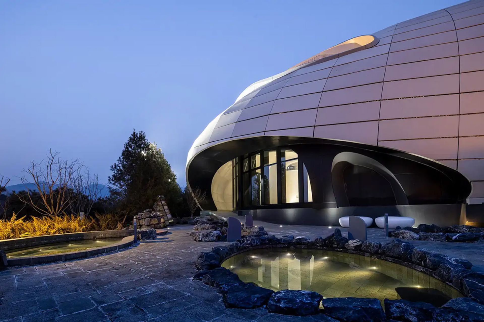 اقامت روی لبه طبیعت؛ صخره پرنده چین شگفتی تازه معماری 3 ورودی سازه صخره پرنده در هتل شهر زونهوا