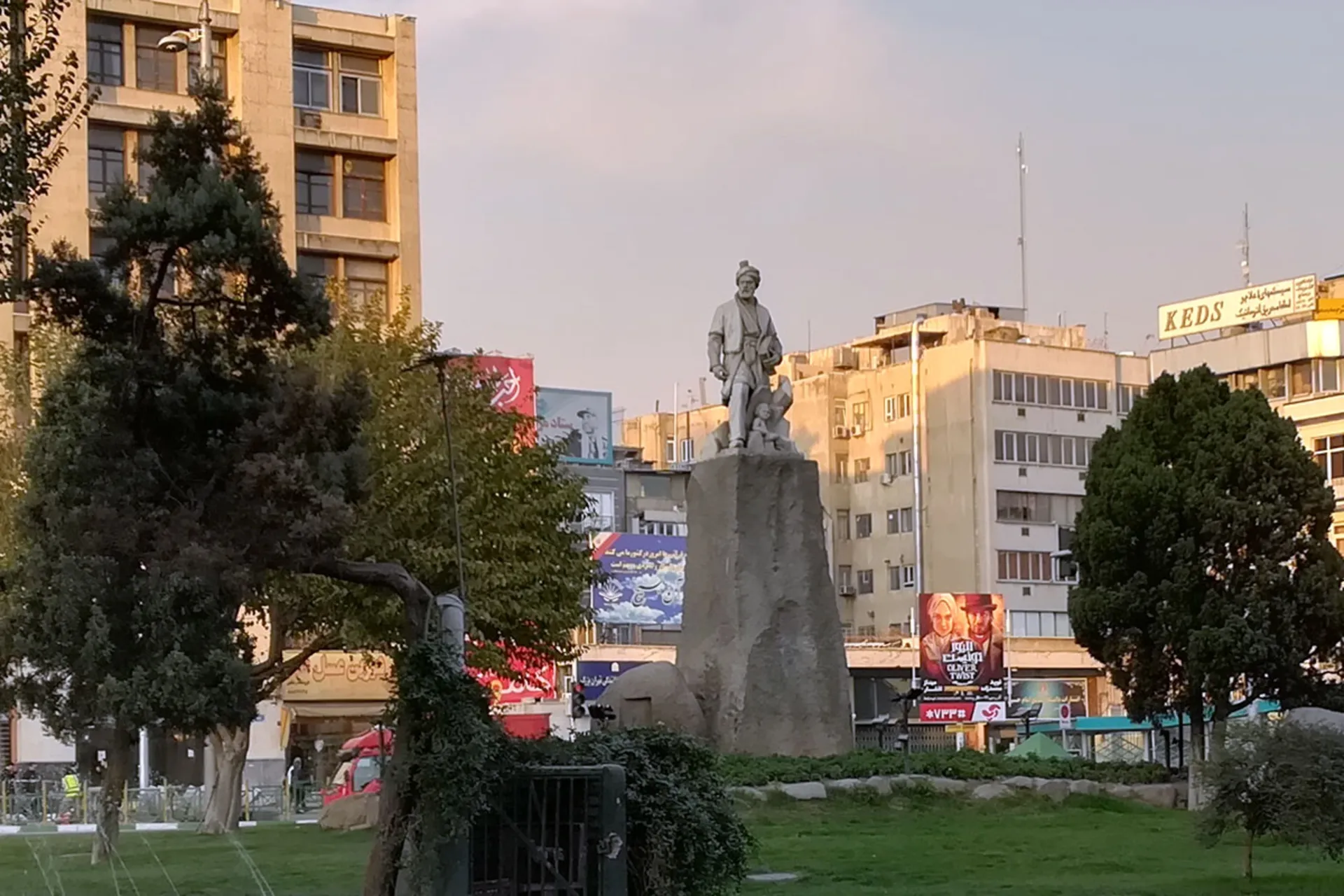میدان و مجسمه فردوسی در شهر تهران