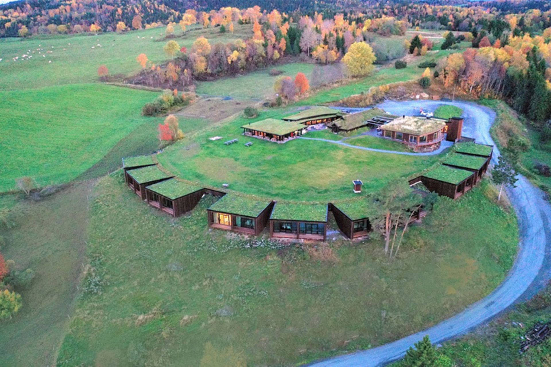 عکس هوایی از هتل اوینا نروژ روی تپه ای سرسبز