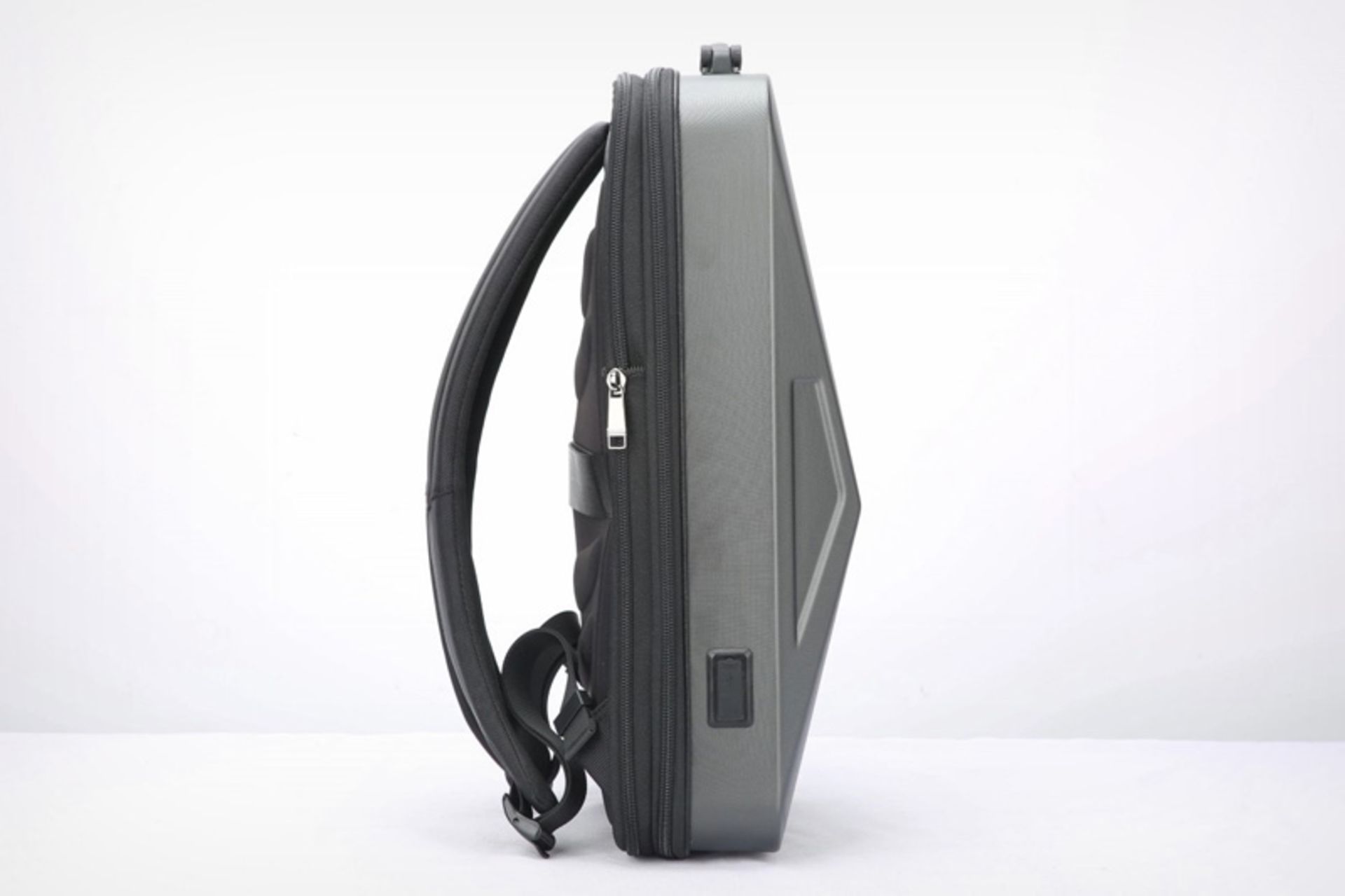 نمای کناری کوله پشتی سایبربک‌پک تسلا