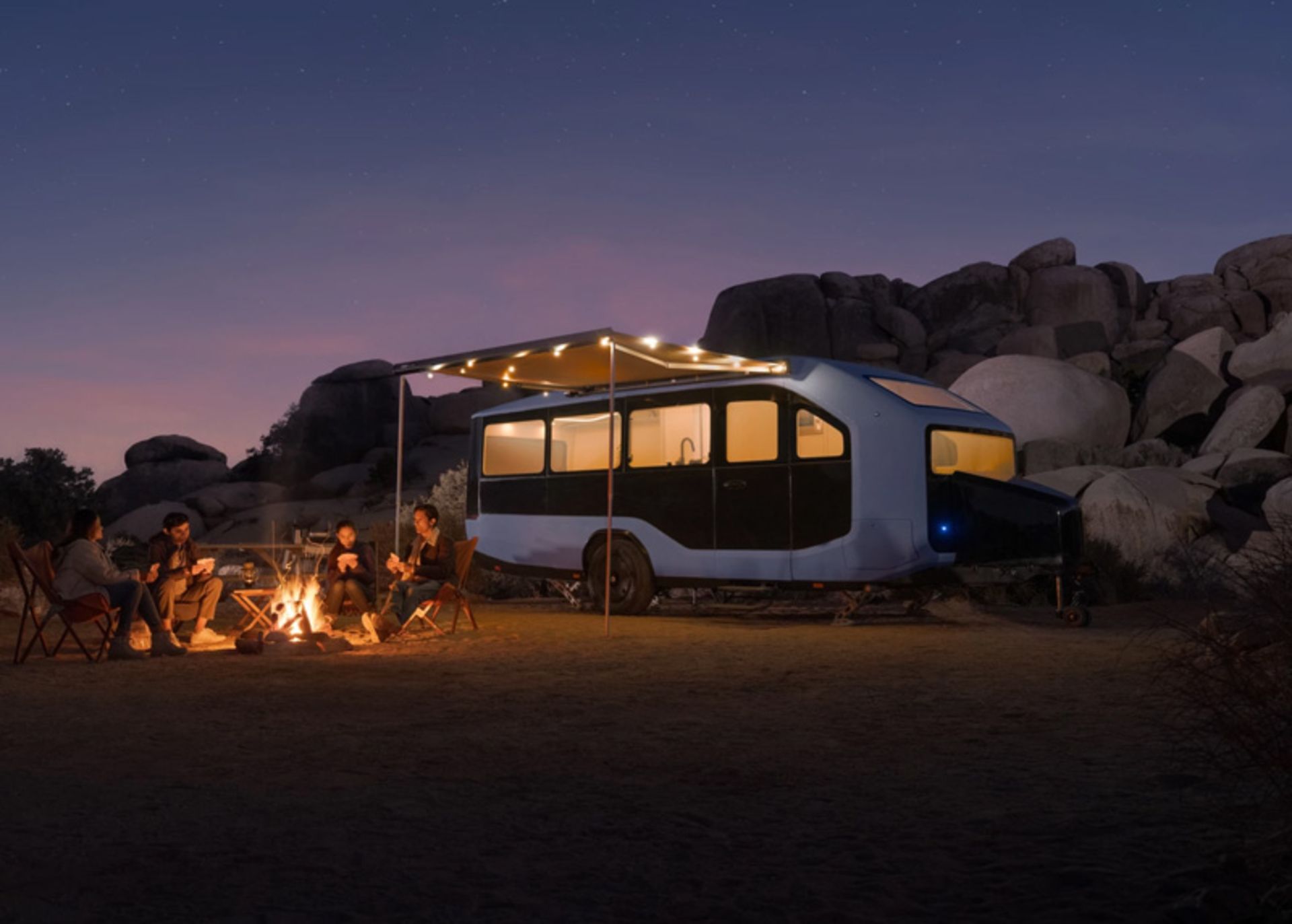گردشگران در حال کمپینگ با کاروان پبل فلو در شب