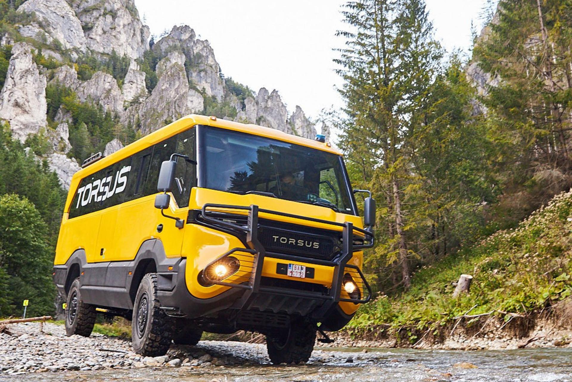 اتوبوس آفرود زرد تورسوس در رودخانه