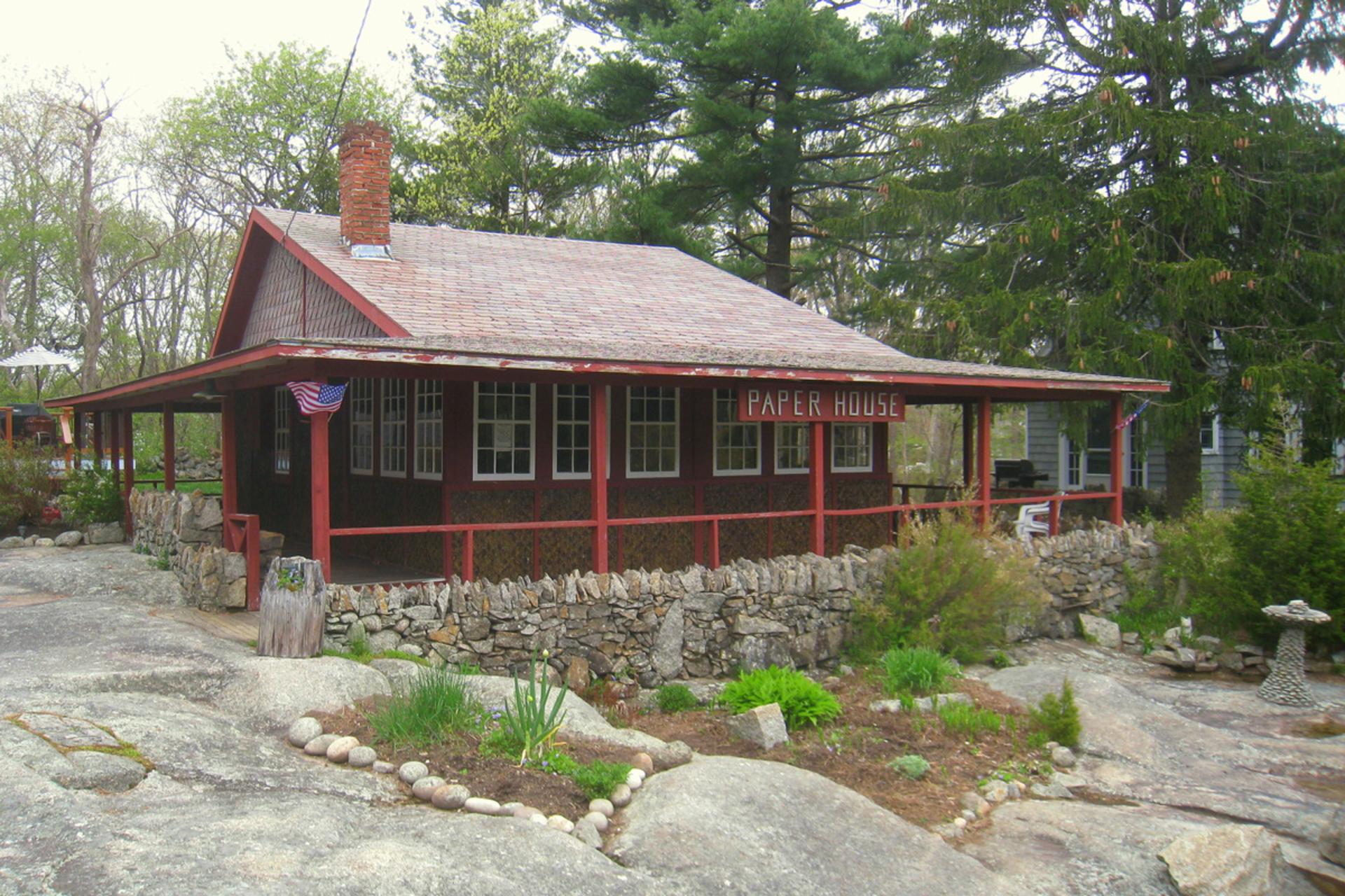 نمای بیرونی خانه کاغذی راک‌پورت