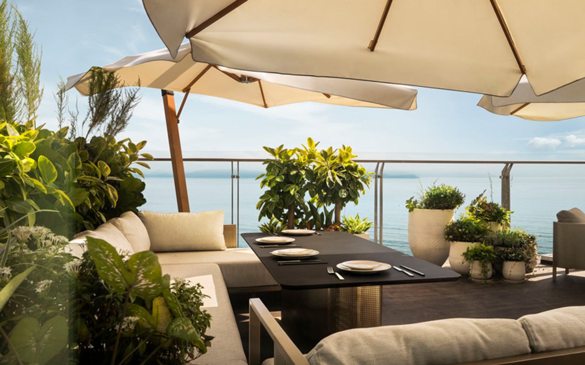 تراس هتل ام‌جی‌ام در شهر شنژن با منظره دریا