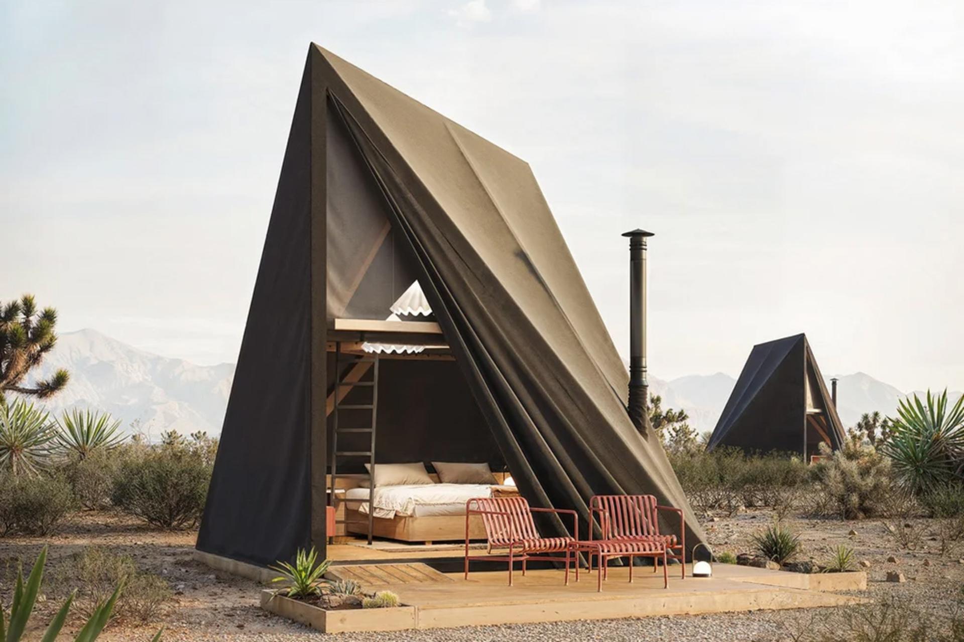 موتورسیکلت در کنار چادر سافت‌شل