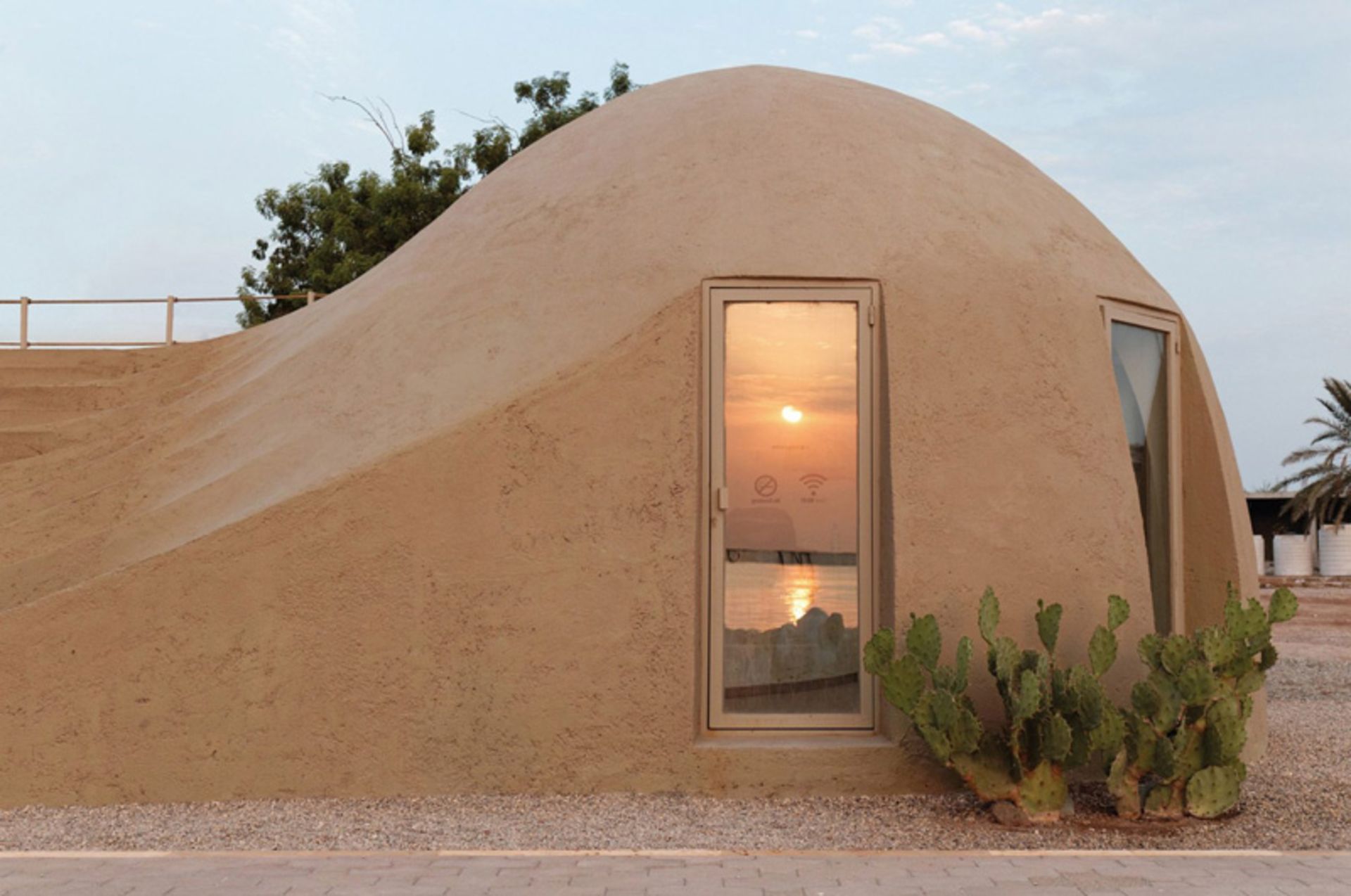 کافه‌ای در گنبد مرکز فرهنگی رونگ