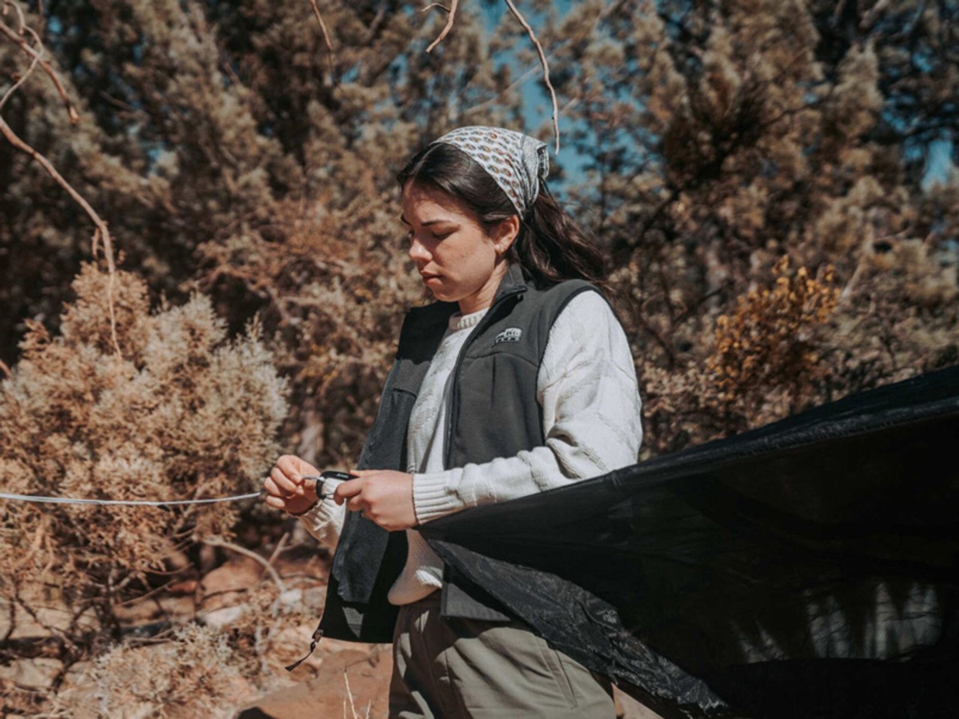 خداحافظی با کمردرد در طبیعت؛ چادر معلق برای کولهگردها 7 نصب چادر معلق اسپکتر