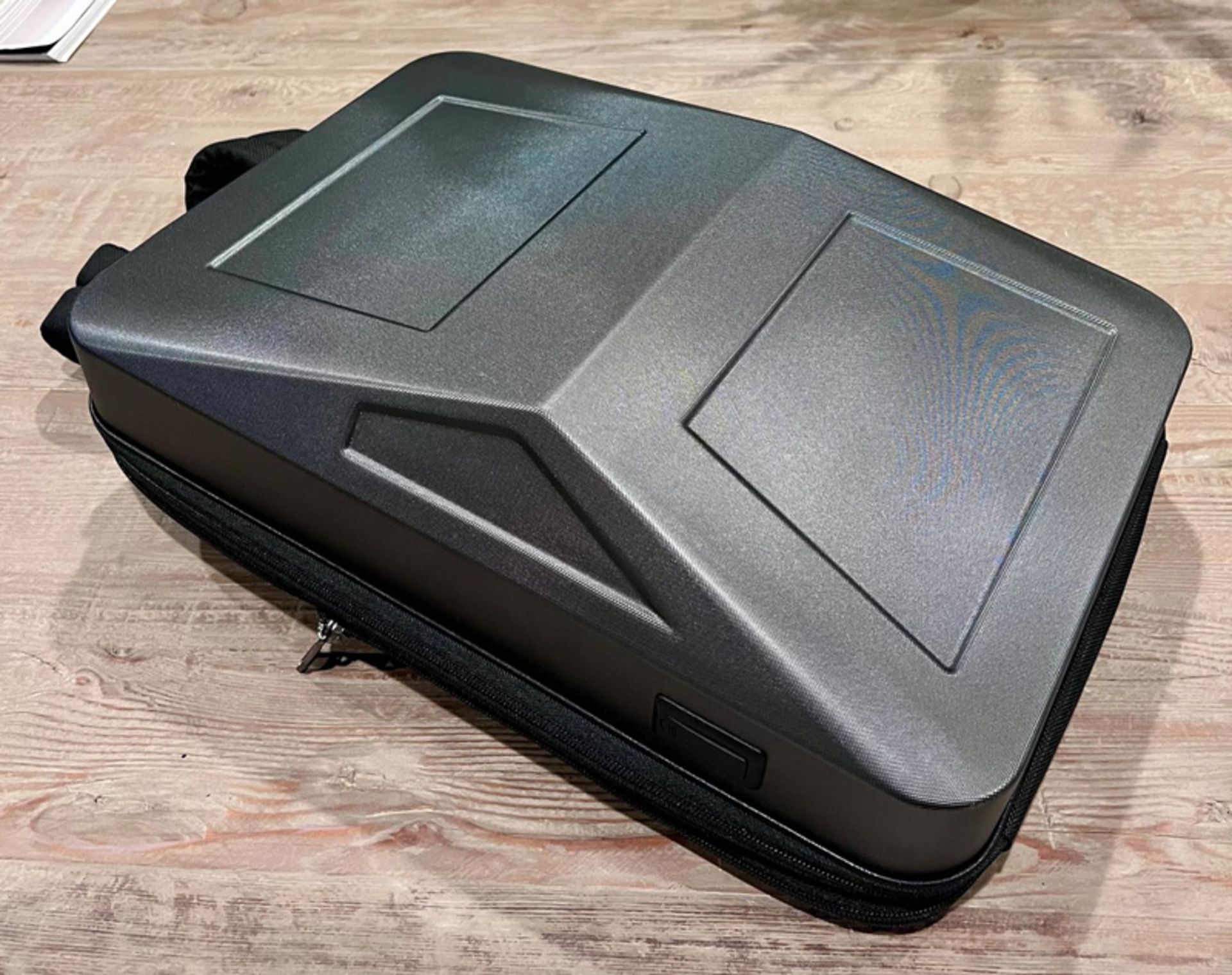 کوله پشتی سایبربک‌پک تسلا در حالت خوابیده