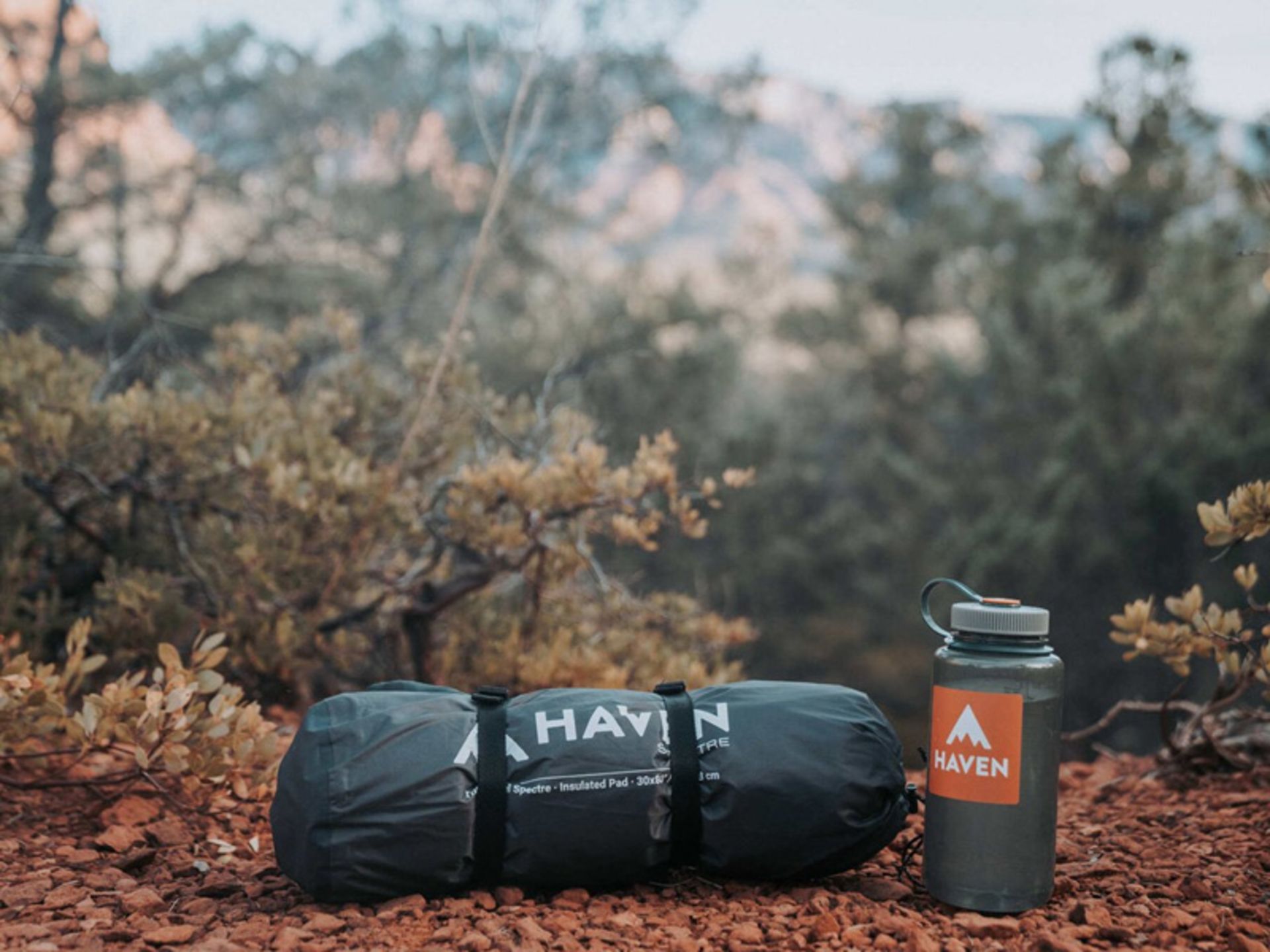 چادر معلق اسپکتر در حالت جمع‌شده کنار فلاسک