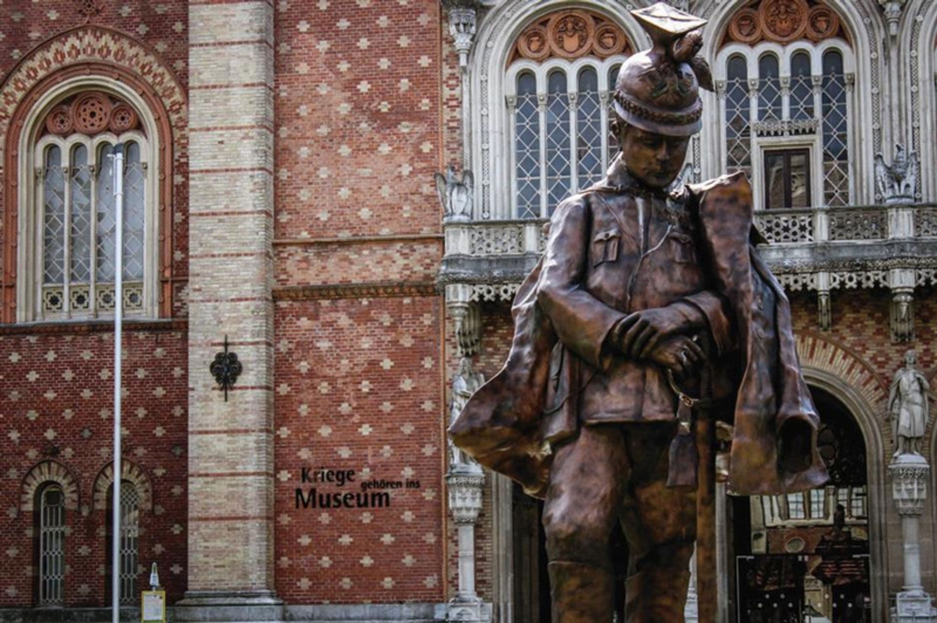 مجسمه قدیمی در جلوی موزه تاریخ نظامی وین