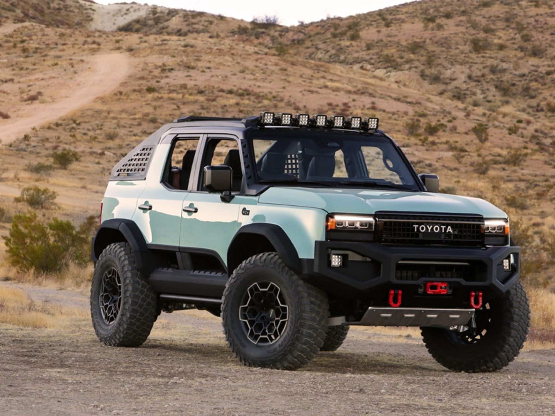 تویوتا راکس در جاده خاکی