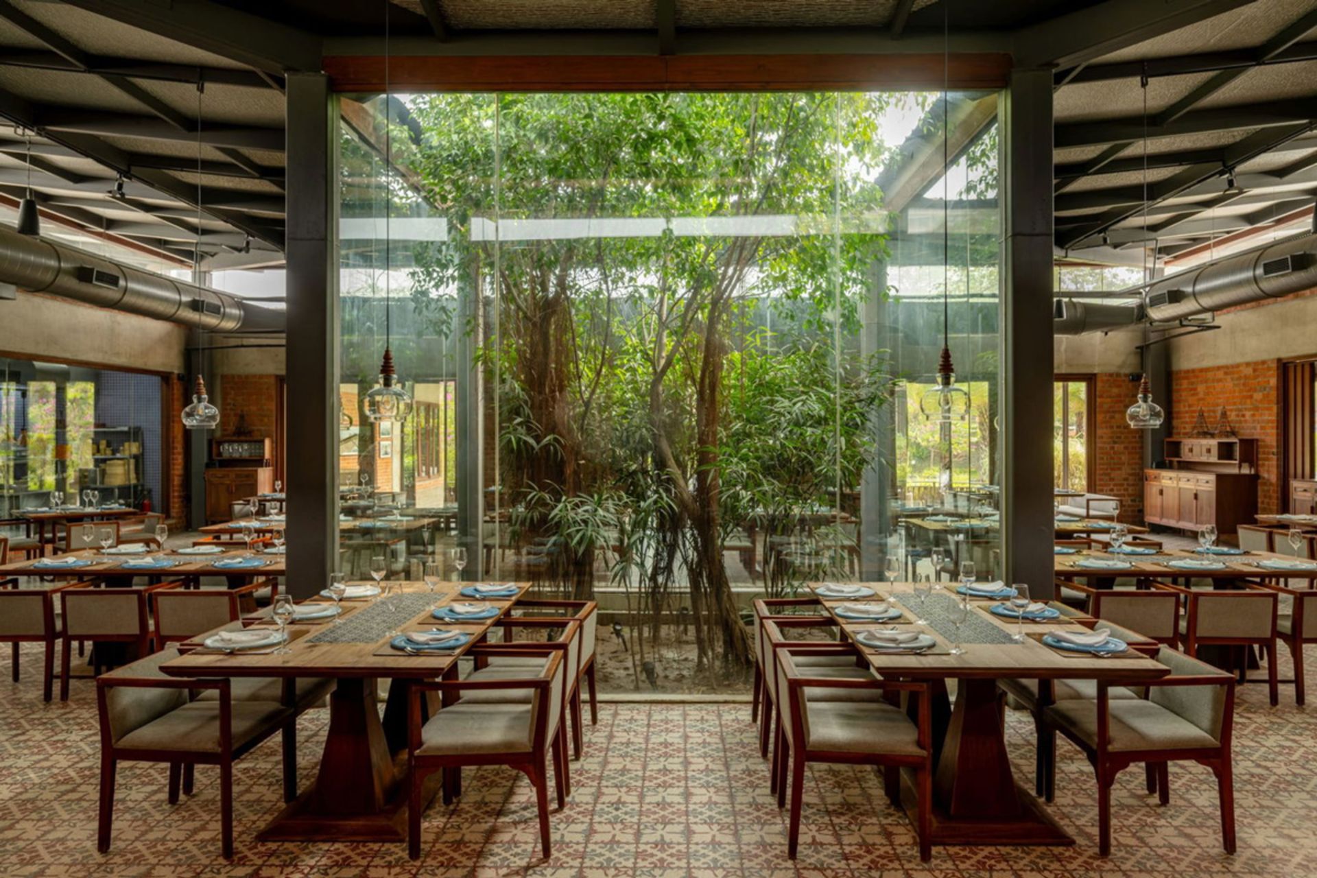 تلفیق غذا، هنر و تاریخ؛ رستورانی با روح قدیمی احمدآباد 3 سالن اصلی رستوران زیر درخت چریش