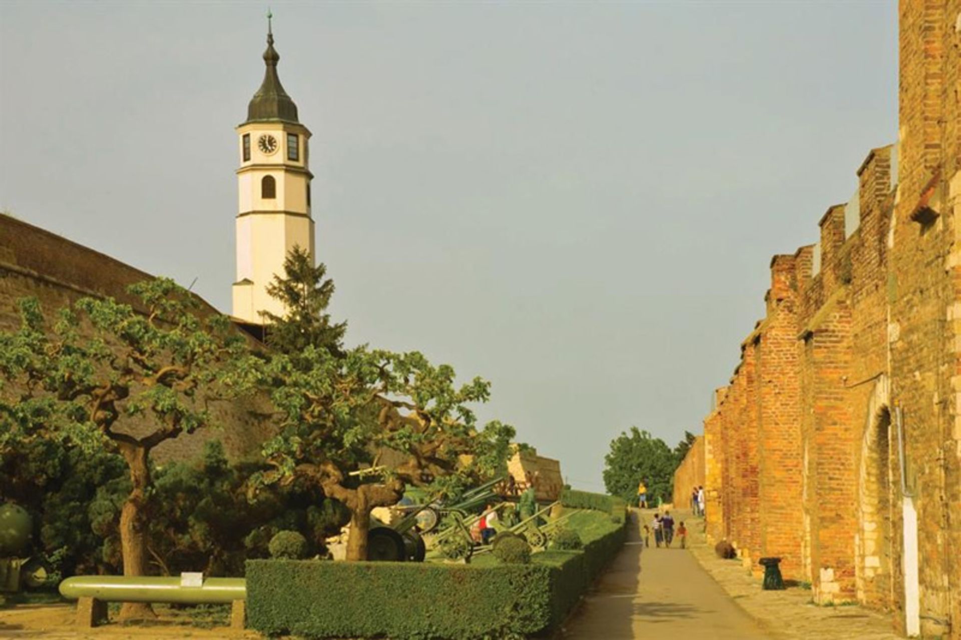 محوطه سرسبز موزه نظامی بلگراد در صربستان