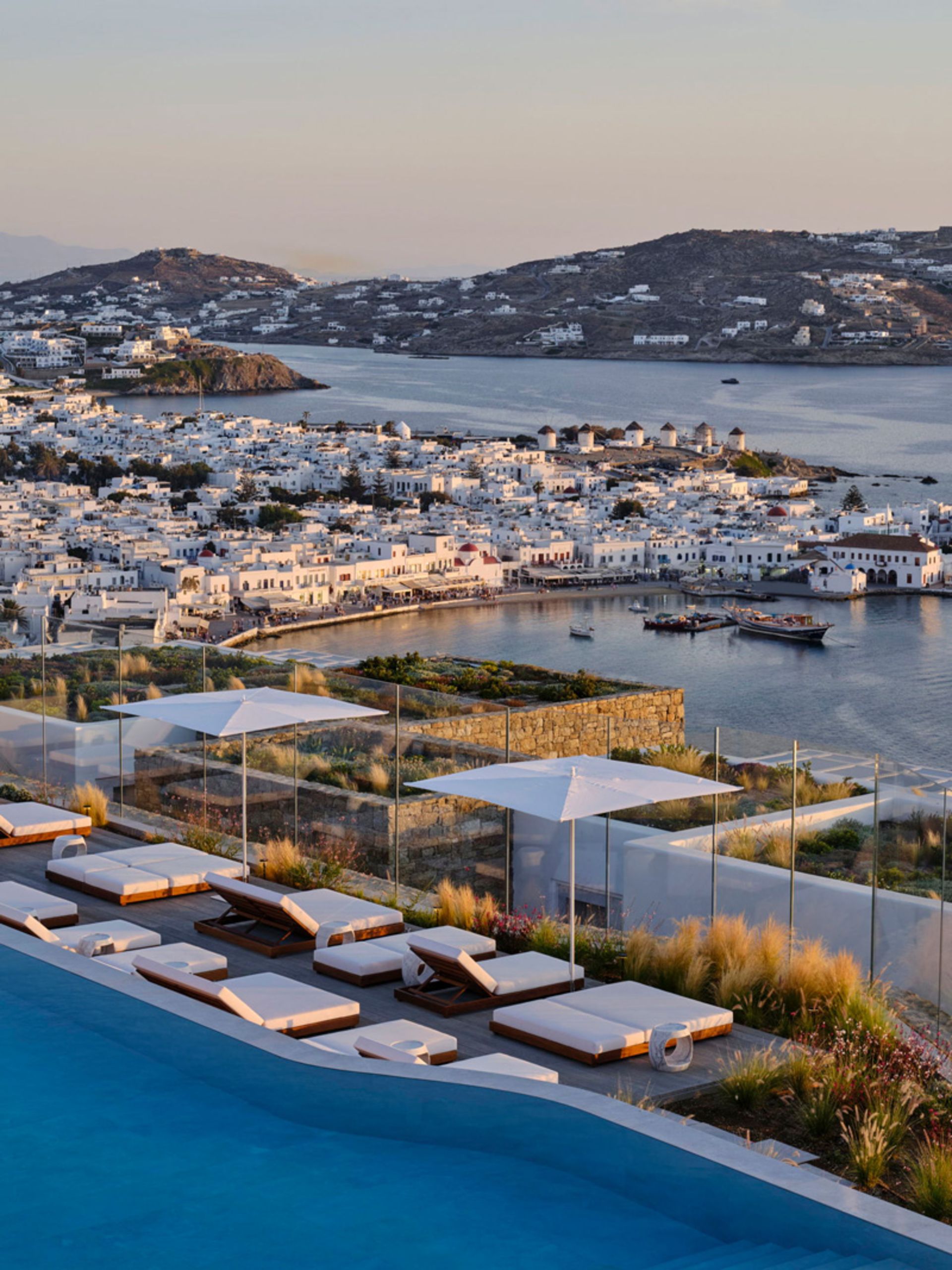 جواهر تازه میکونوس؛ اقامتگاهی که شما را در حیرت غرق میکند 11 چشمانداز تراس هتل دئوس در میکونوس یونان