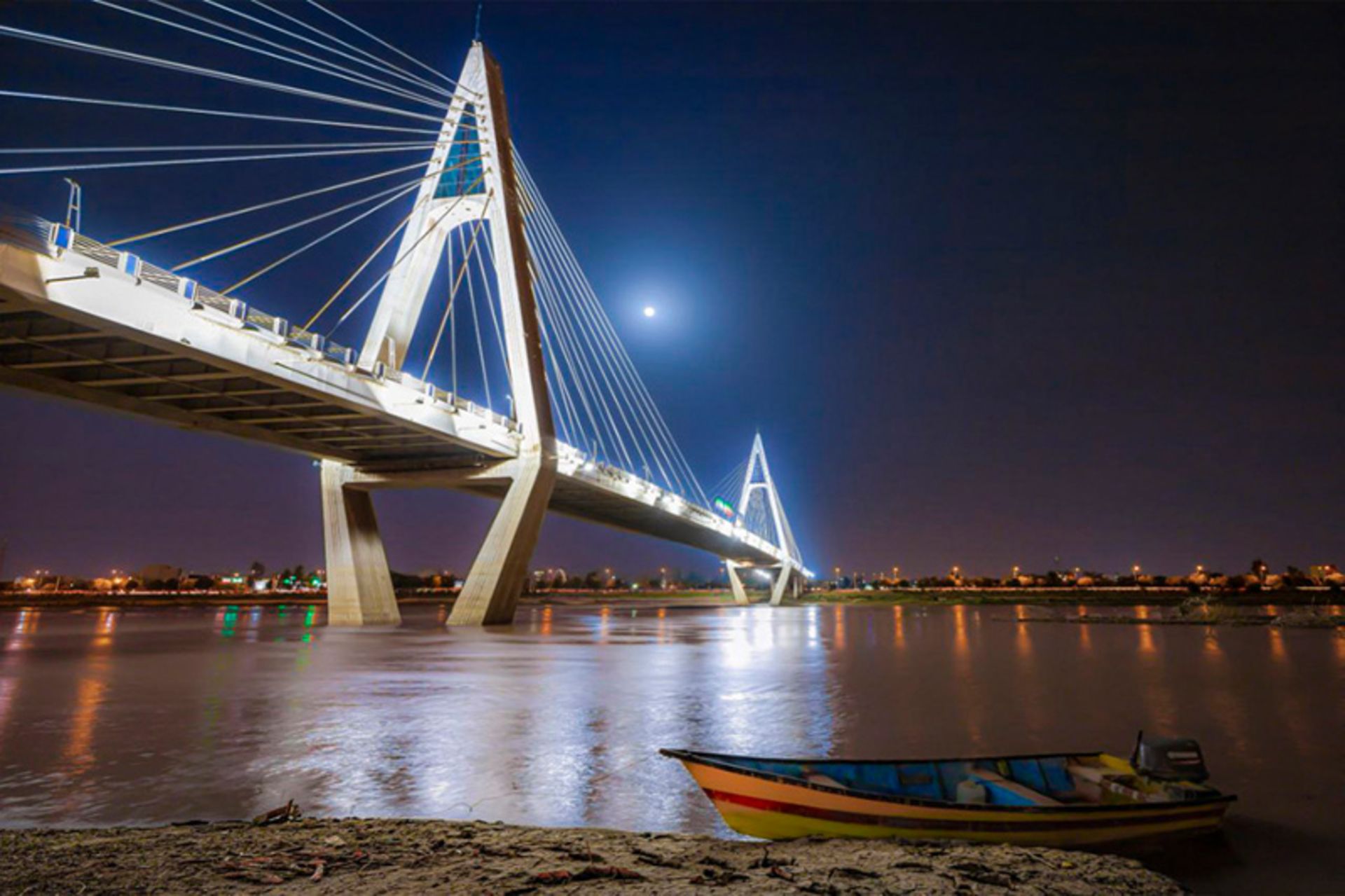 قایقی کنار پل هشتم اهواز (پل غدیر) در شب