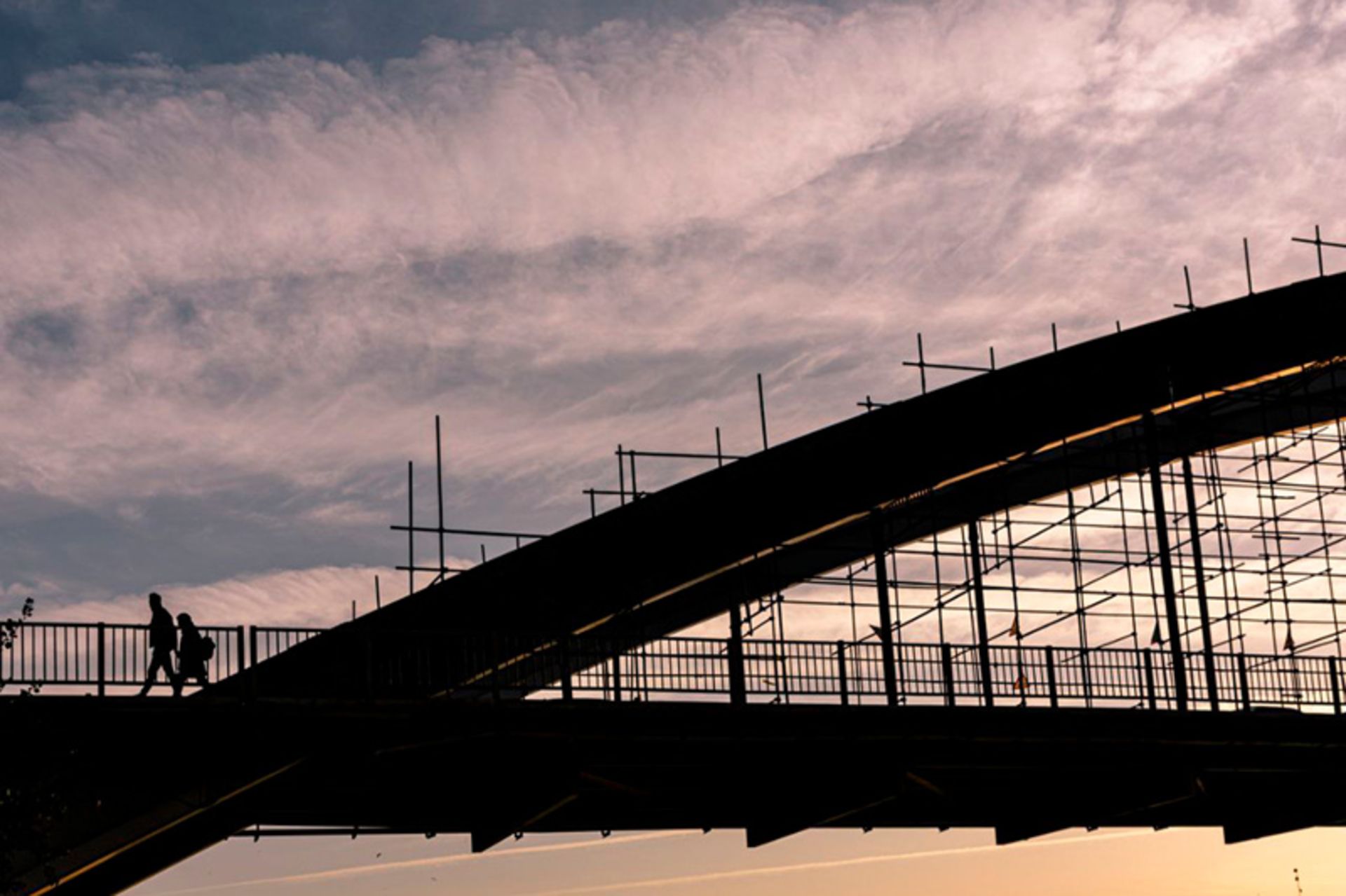 عبور دو فرد از کنار پلی در اهواز