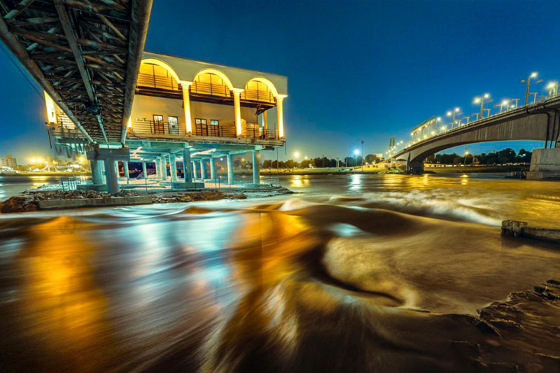 سازه‌ای روشن کنار پل هفتم اهواز در شب