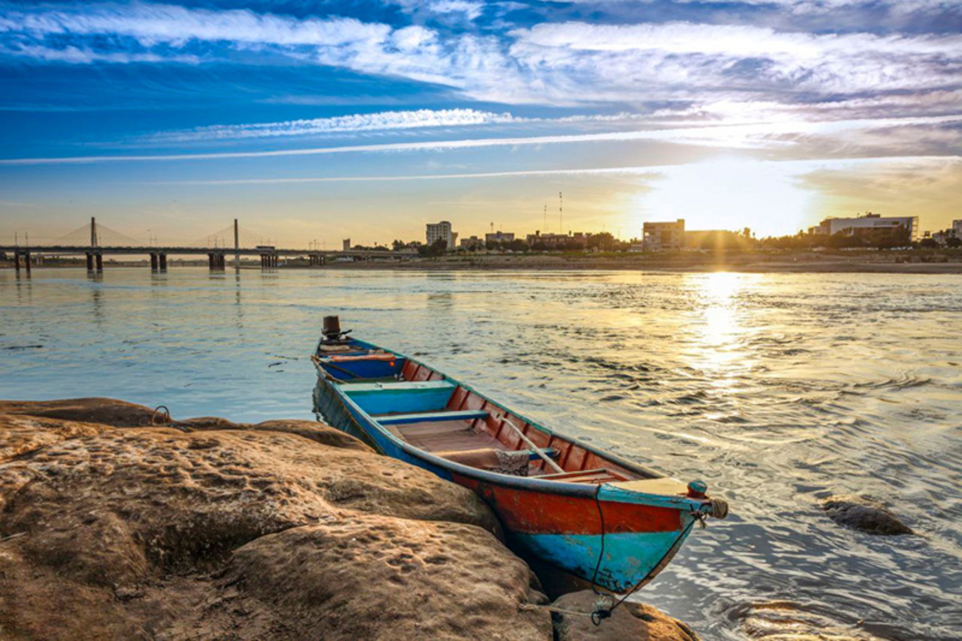 قایقی کنار رود کارون