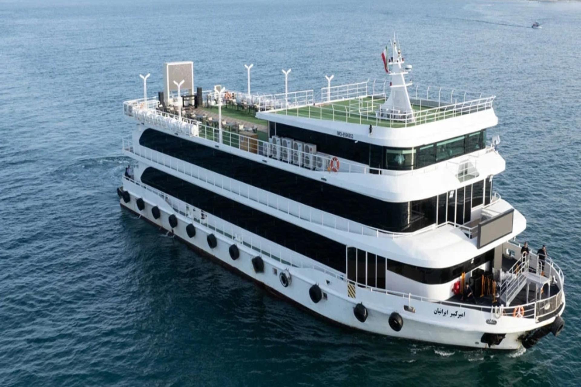 کشتی تفریحی امیر کبیر در روز