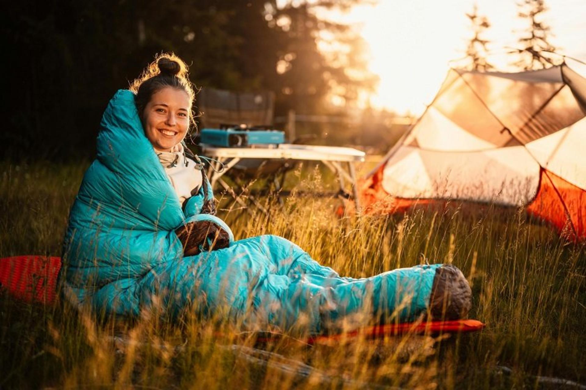 کاور مقاله کیسه خواب های مسافرتی؛ طبیعت گرد خانم همراه با کیسه خواب؛ منبع عکس: وب سایت Curated. عکاس: نامشخص