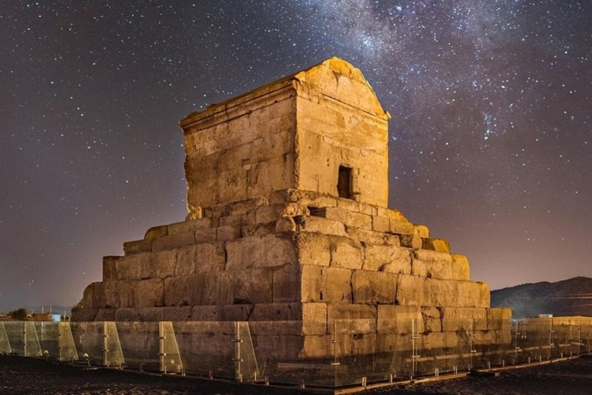 پاسارگاد شیراز در شب؛ منبع عکس: وب سایت Shomareh1.com. عکاس: نامشخص