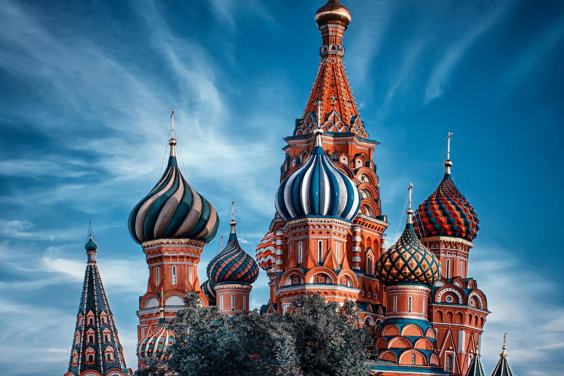 گنبدهای کلیسای سنت باسیل مسکو؛ منبع عکس: وب سایت goodfon.com؛ عکاس: نامشخص