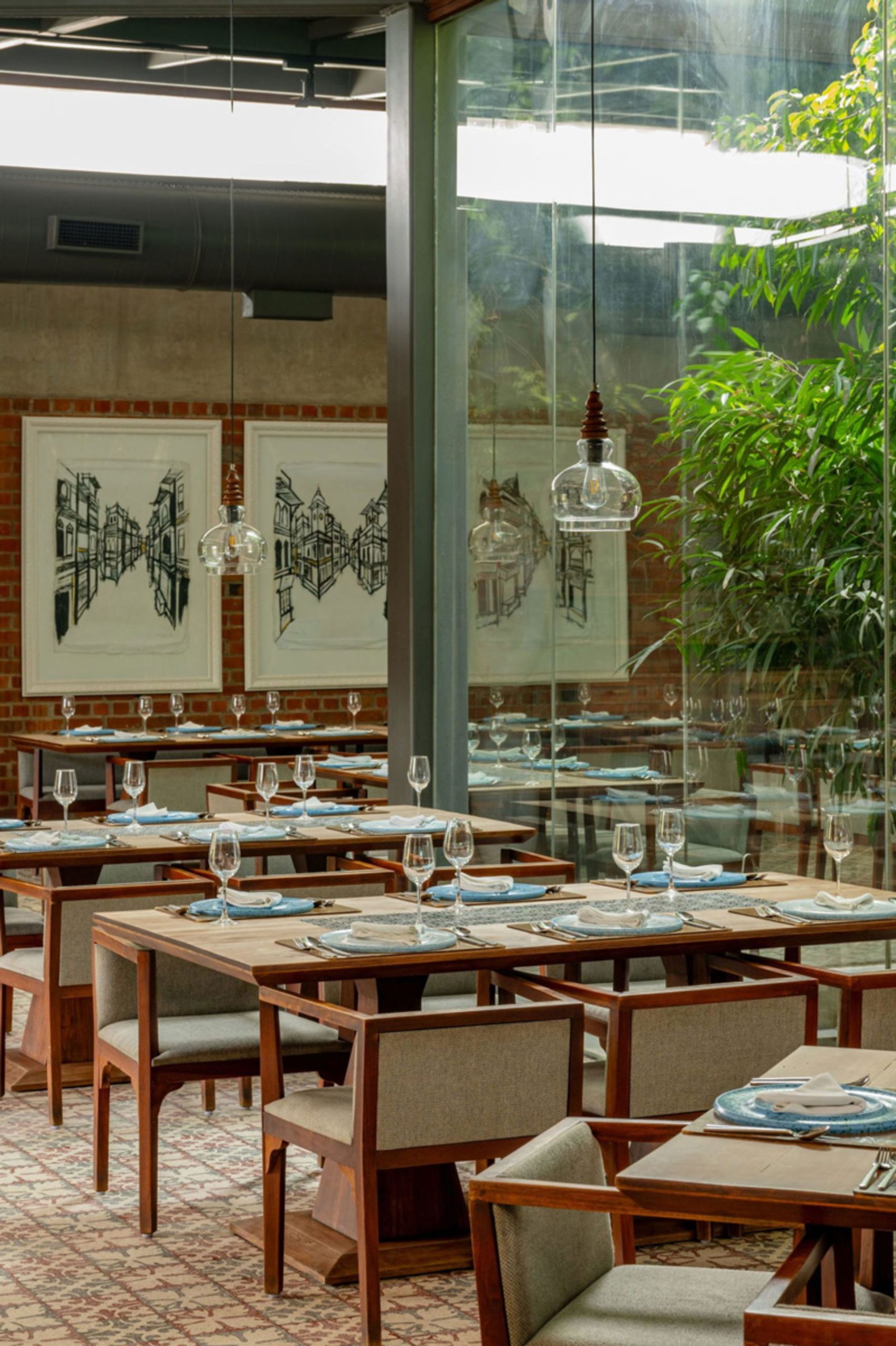 تلفیق غذا، هنر و تاریخ؛ رستورانی با روح قدیمی احمدآباد 9 میز و صندلی های رستوران زیر درخت چریش