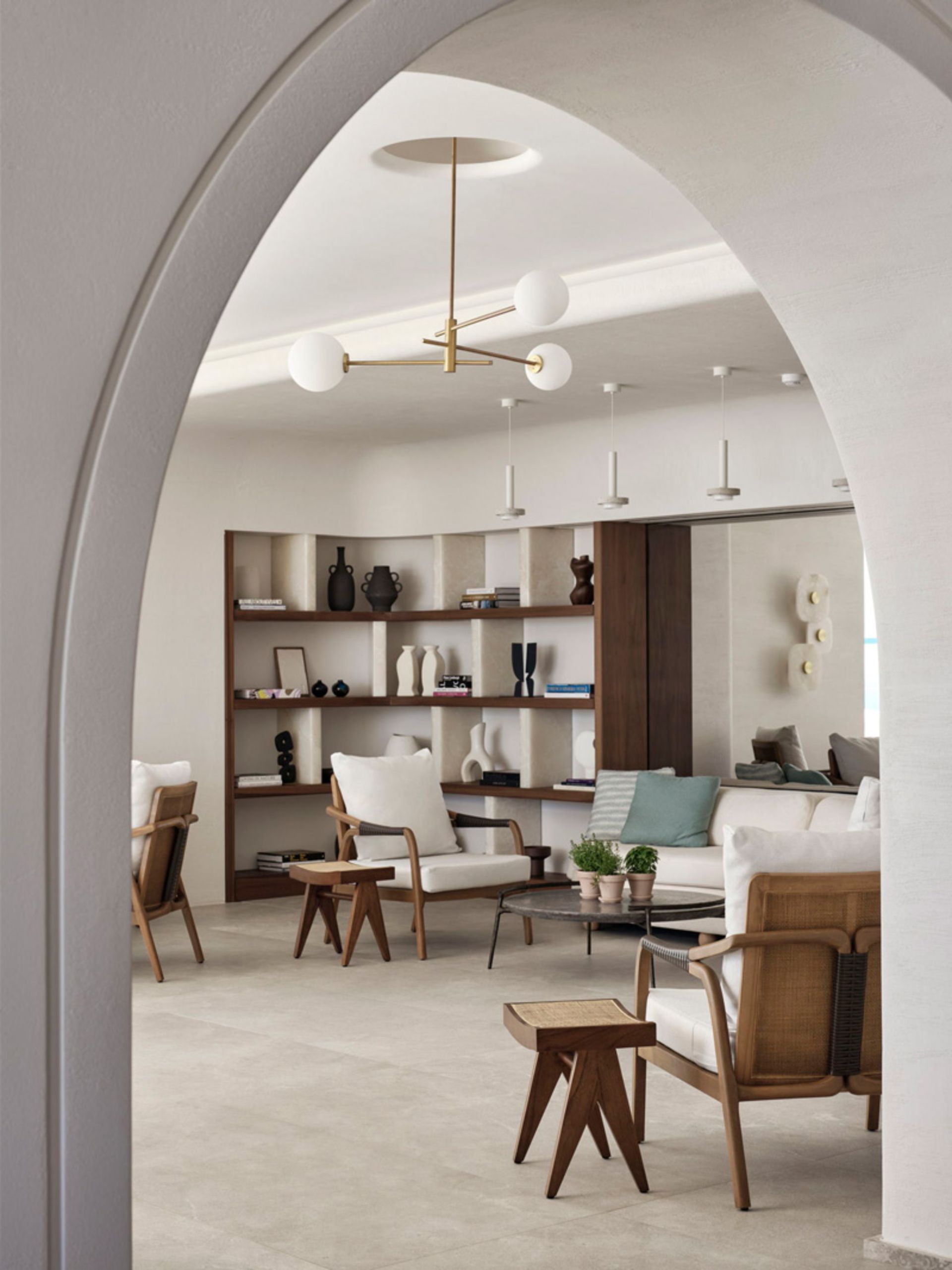 جواهر تازه میکونوس؛ اقامتگاهی که شما را در حیرت غرق میکند 7 فضای نشیمن اتاق هتل دئوس در میکونوس یونان