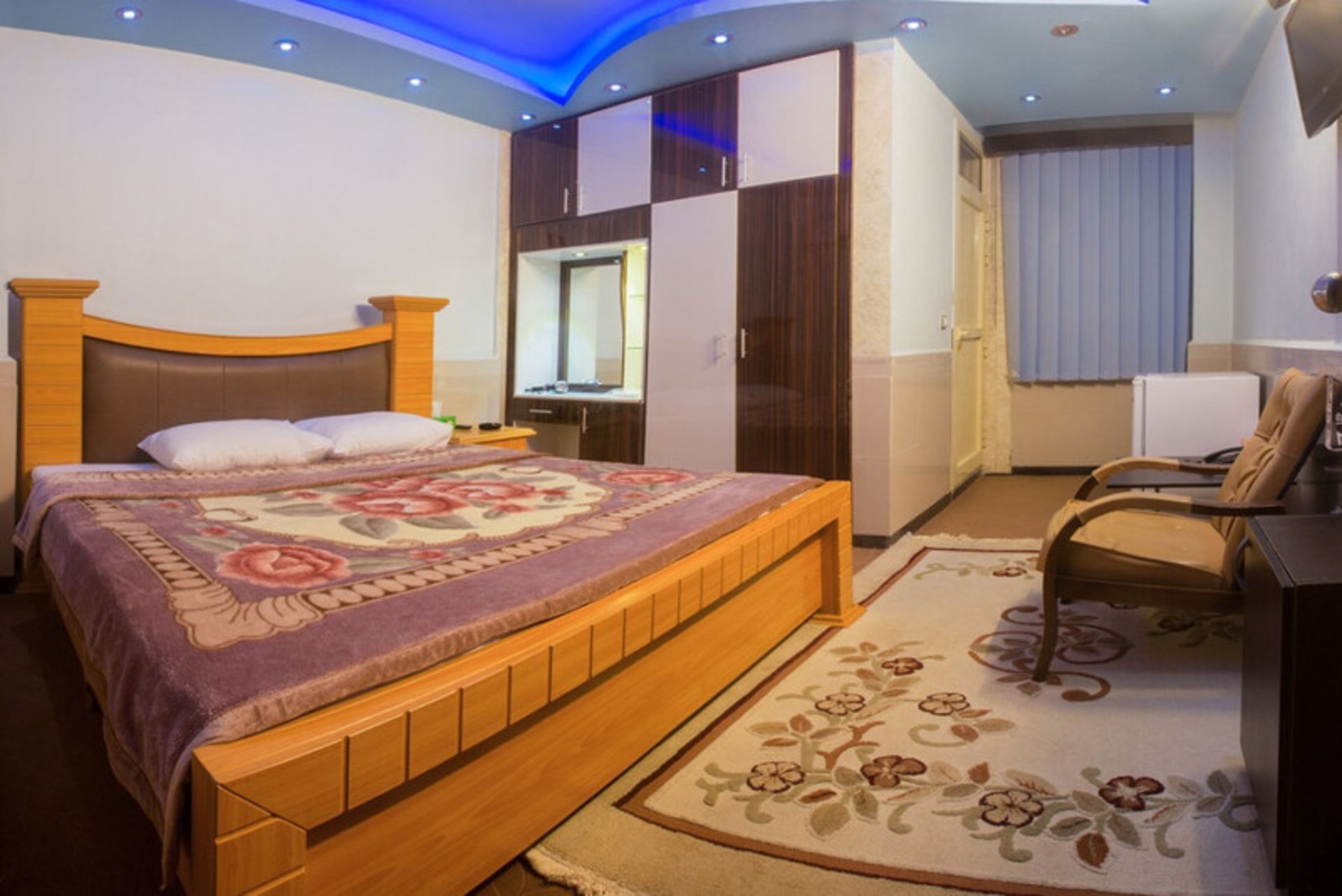 تخت دو نفره در اتاق هتل آرمان درگهان