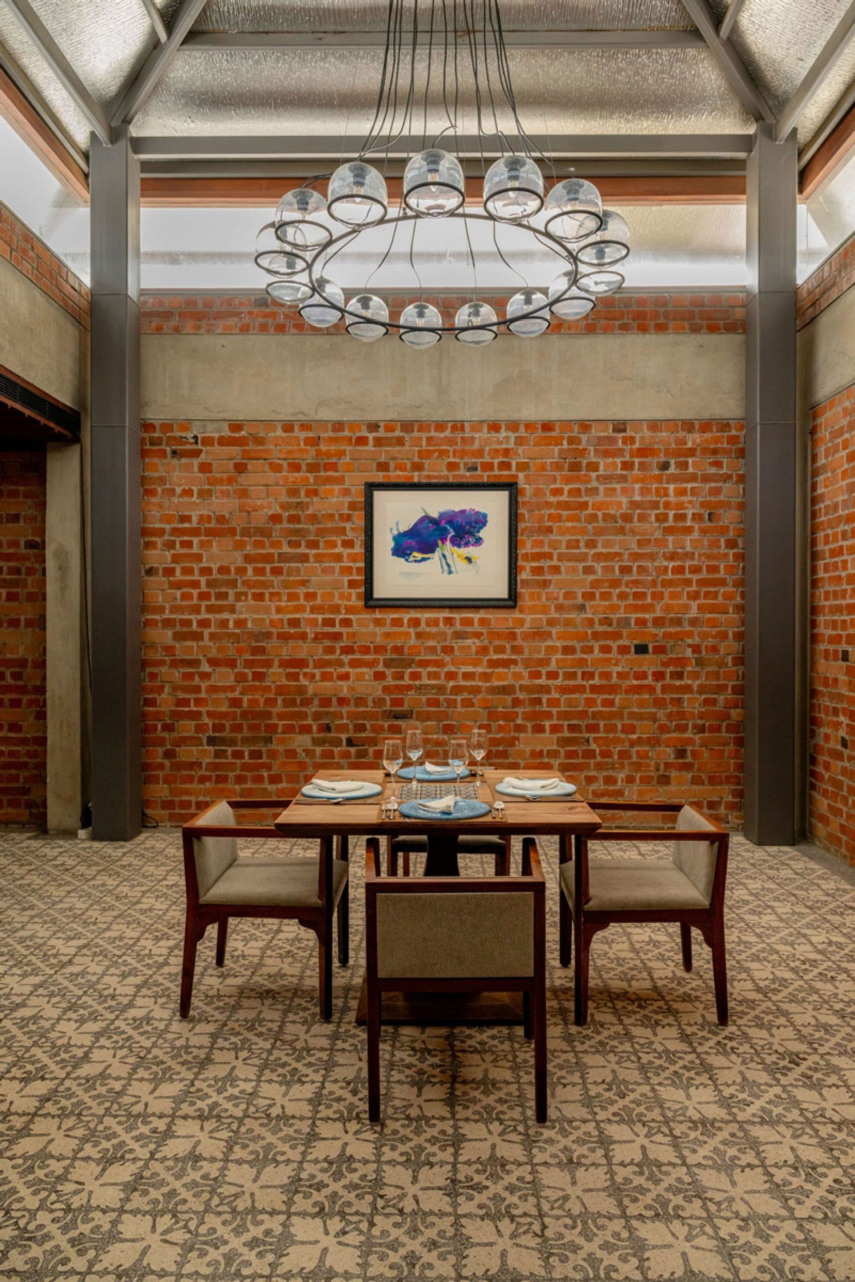 تلفیق غذا، هنر و تاریخ؛ رستورانی با روح قدیمی احمدآباد 8 دکوراسیون آجری رستوران زیر درخت چریش