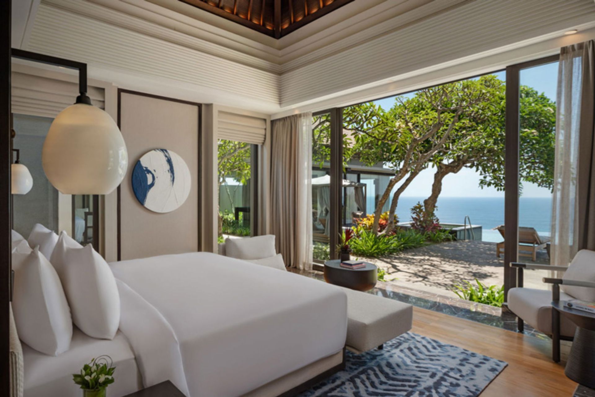 کالبدشکافی یک شاهکار؛ هتلی هماهنگ با طبیعت بالی 11 اتاق رو به دریا در هتل اومانا در بالی