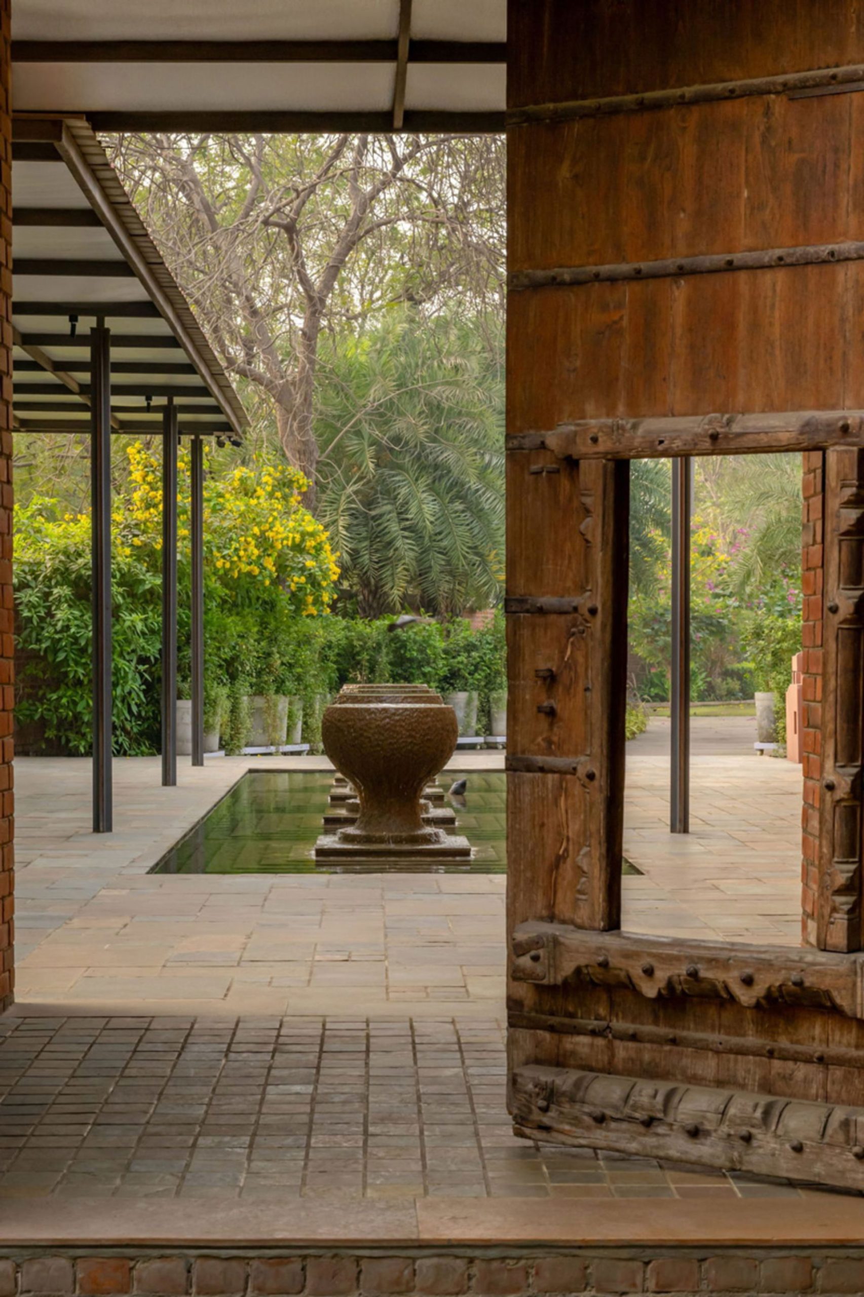 تلفیق غذا، هنر و تاریخ؛ رستورانی با روح قدیمی احمدآباد 7 محوطه رستوران زیر درخت چریش