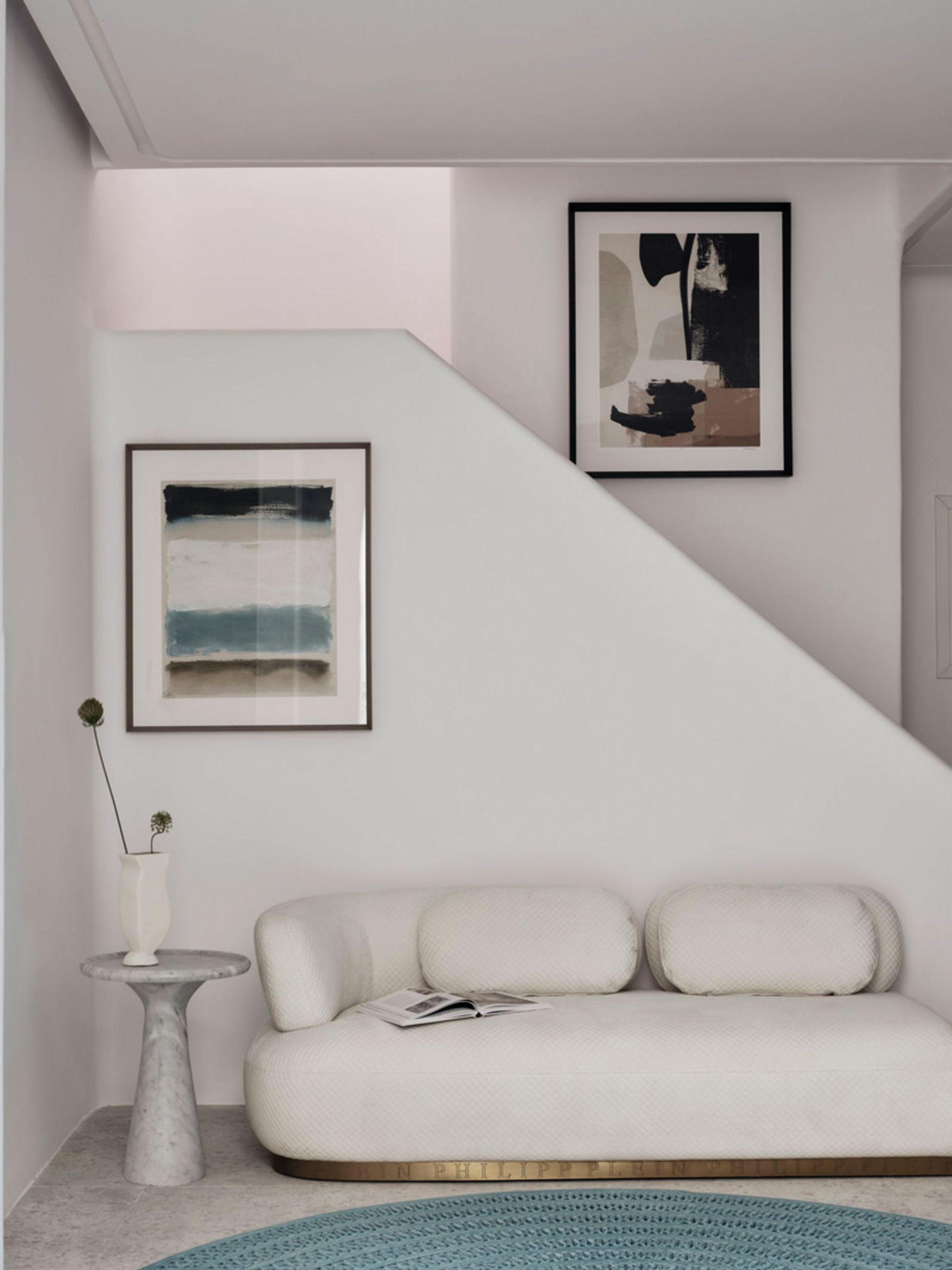 جواهر تازه میکونوس؛ اقامتگاهی که شما را در حیرت غرق میکند 6 مبلمان و راهپله سوئیت هتل دئوس در میکونوس یونان