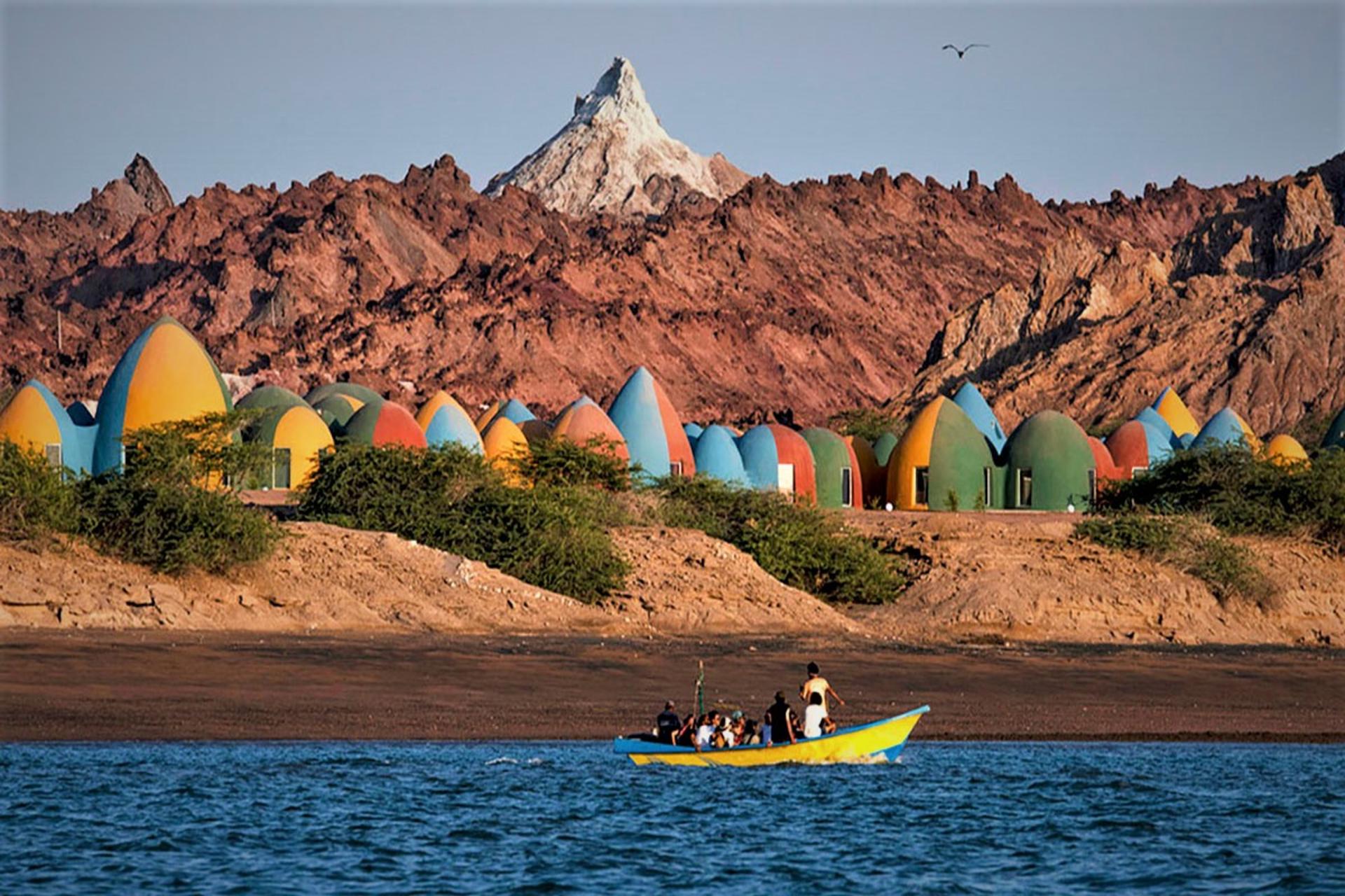 قایق سواری در ساحل جزیره هرمز