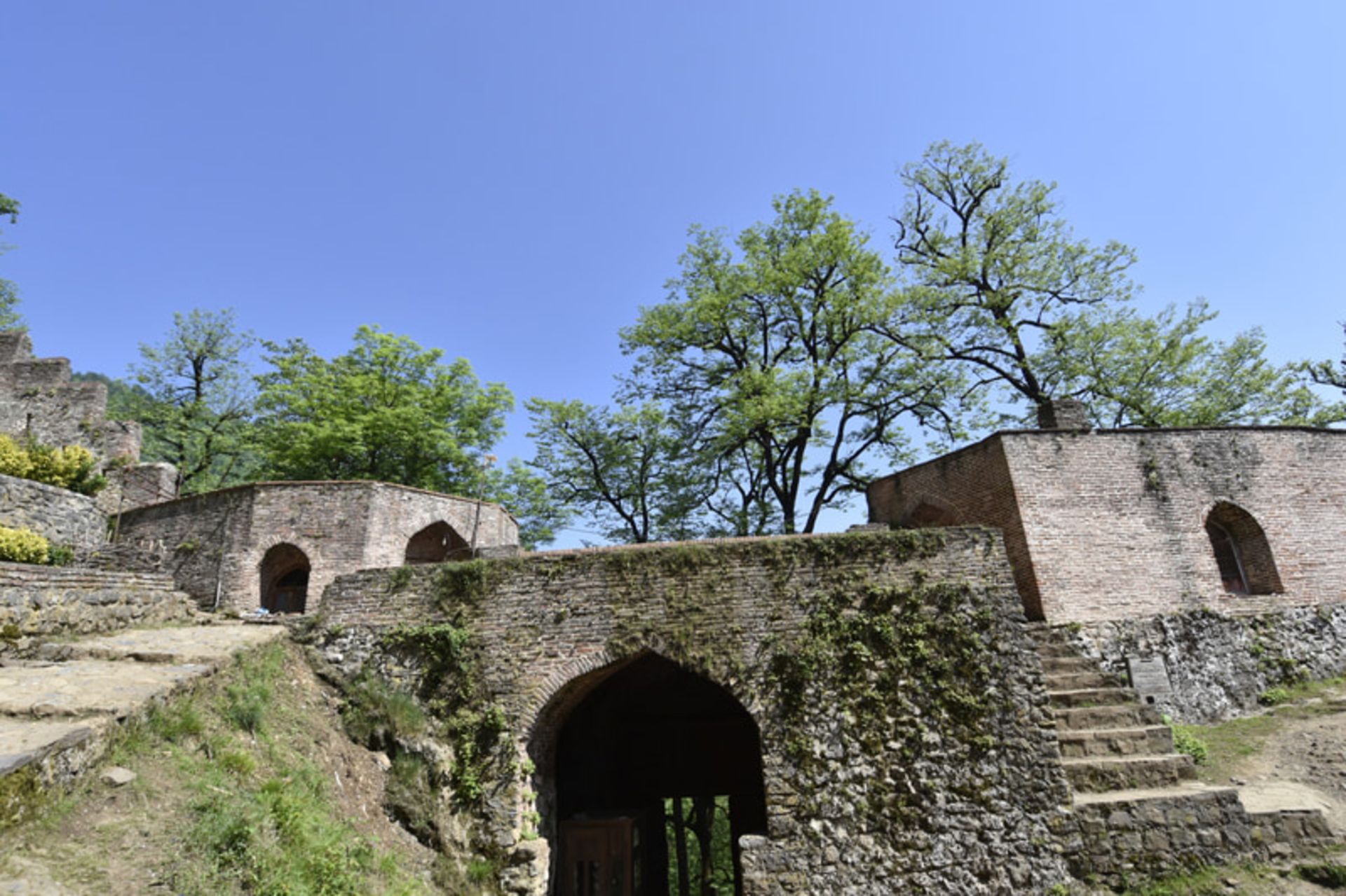 بنای تاریخی و سنگی قلعه رودخان