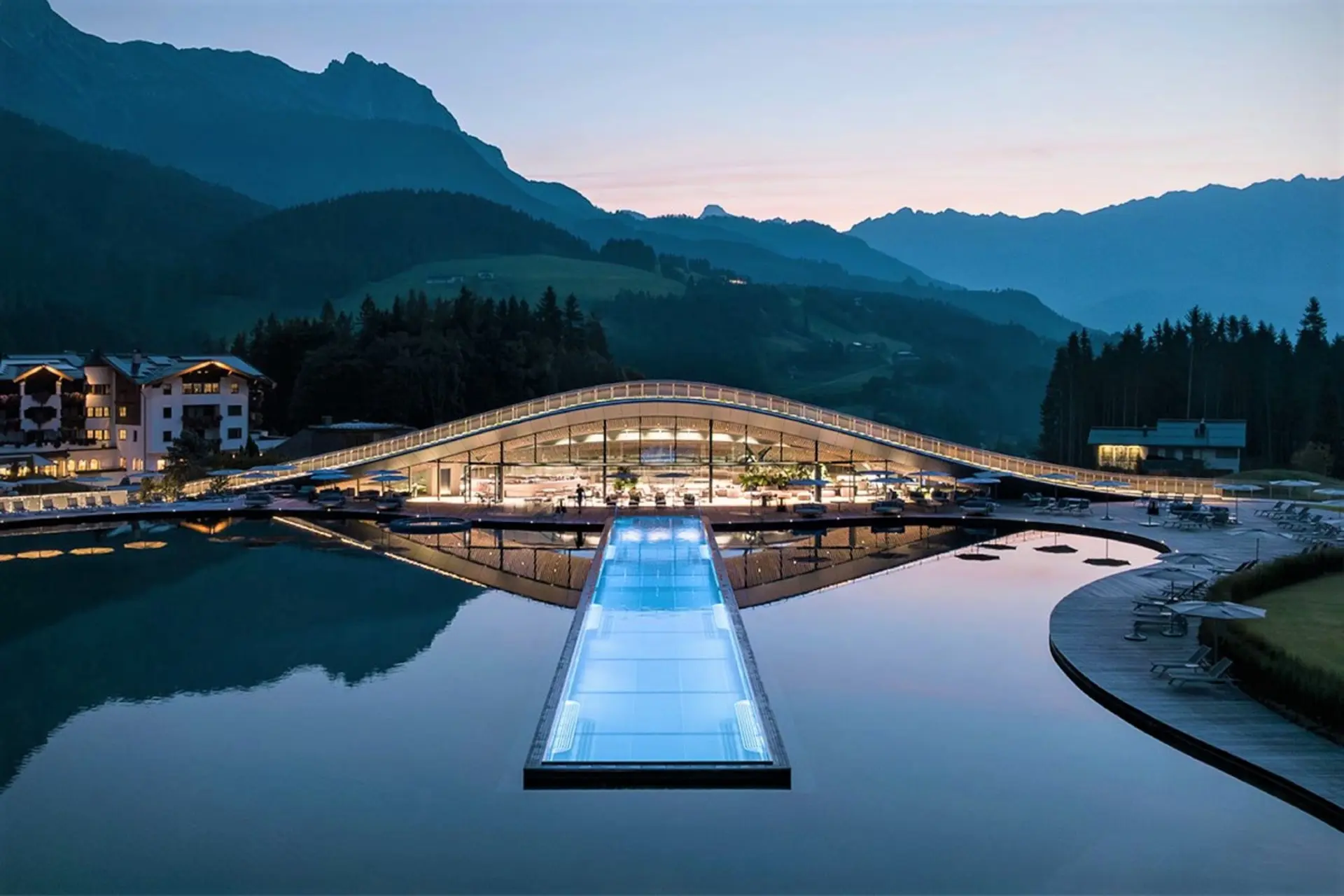 نمای بیرونی هتل کرالرهوف در شب