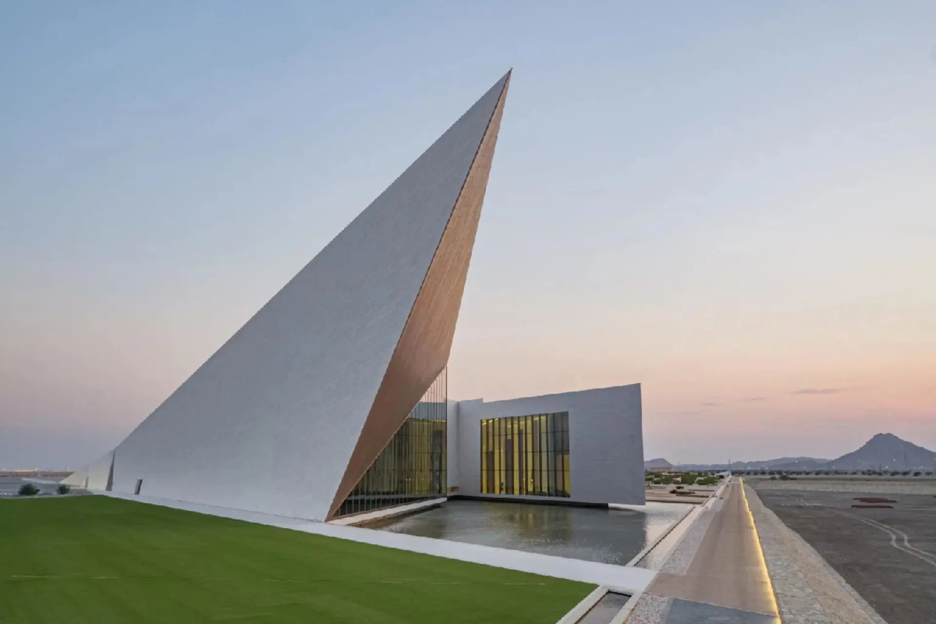 نمای بیرونی ساختمان موزه عمان در گذر زمان