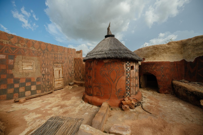 باورنکردنی اما واقعی؛ روستایی که زنانش دیوارها را به اثر هنری تبدیل می‌کنند!