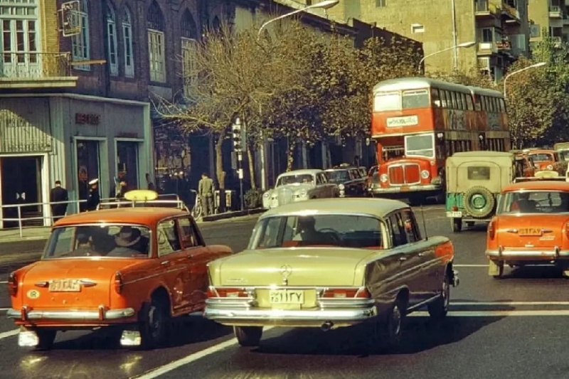 پرسه در تهران قدیم؛ خودروهای رنگارنگ و اتوبوس دو طبقه در خیابان فردوسی پرسه در تهران قدیم؛ خودروهای رنگارنگ و اتوبوس دو طبقه در خیابان فردوسی