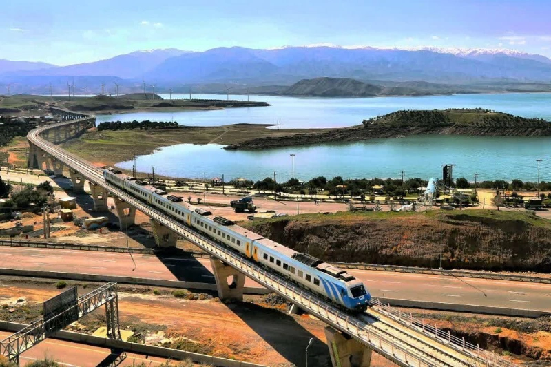 حرکت اولین قطار گردشگری از رشت به لوشان؛ سفر ریلی در دل طبیعت گیلان