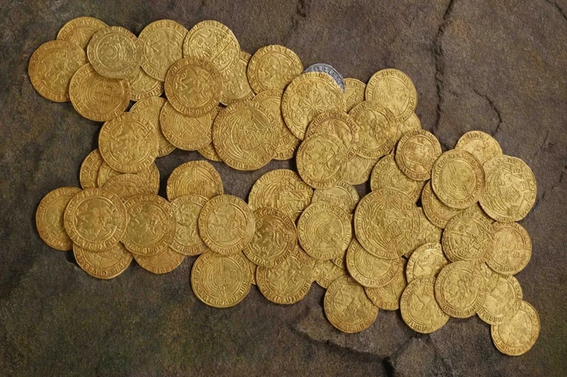 کشف گنج طلایی در حیاط خانه؛ زوج خوششانس به سکههای ۵۰۰ ساله رسیدند 2