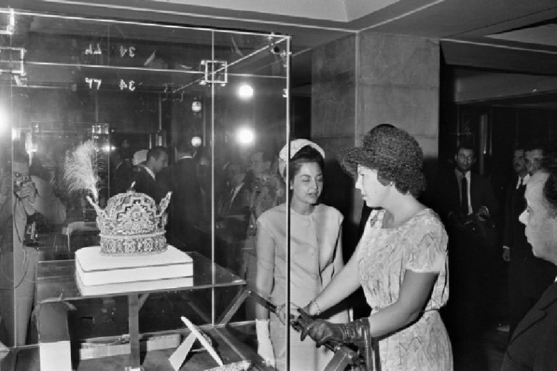 بازدید ملکه هلند از گنجینه جواهرات ایران؛ وقتی یولیانا مسحور تاج پهلوی شد 2