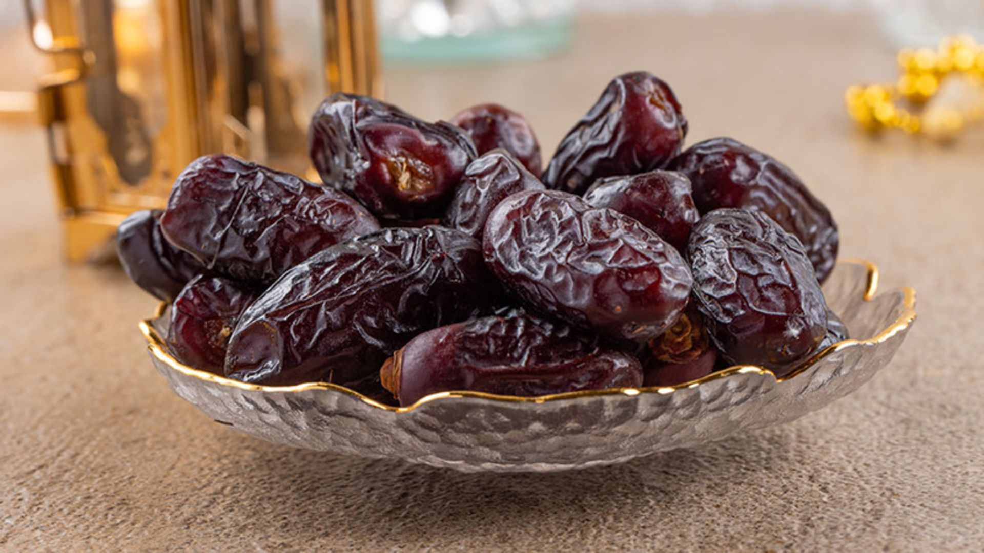 خرمای نجف در بشقاب لب طلایی