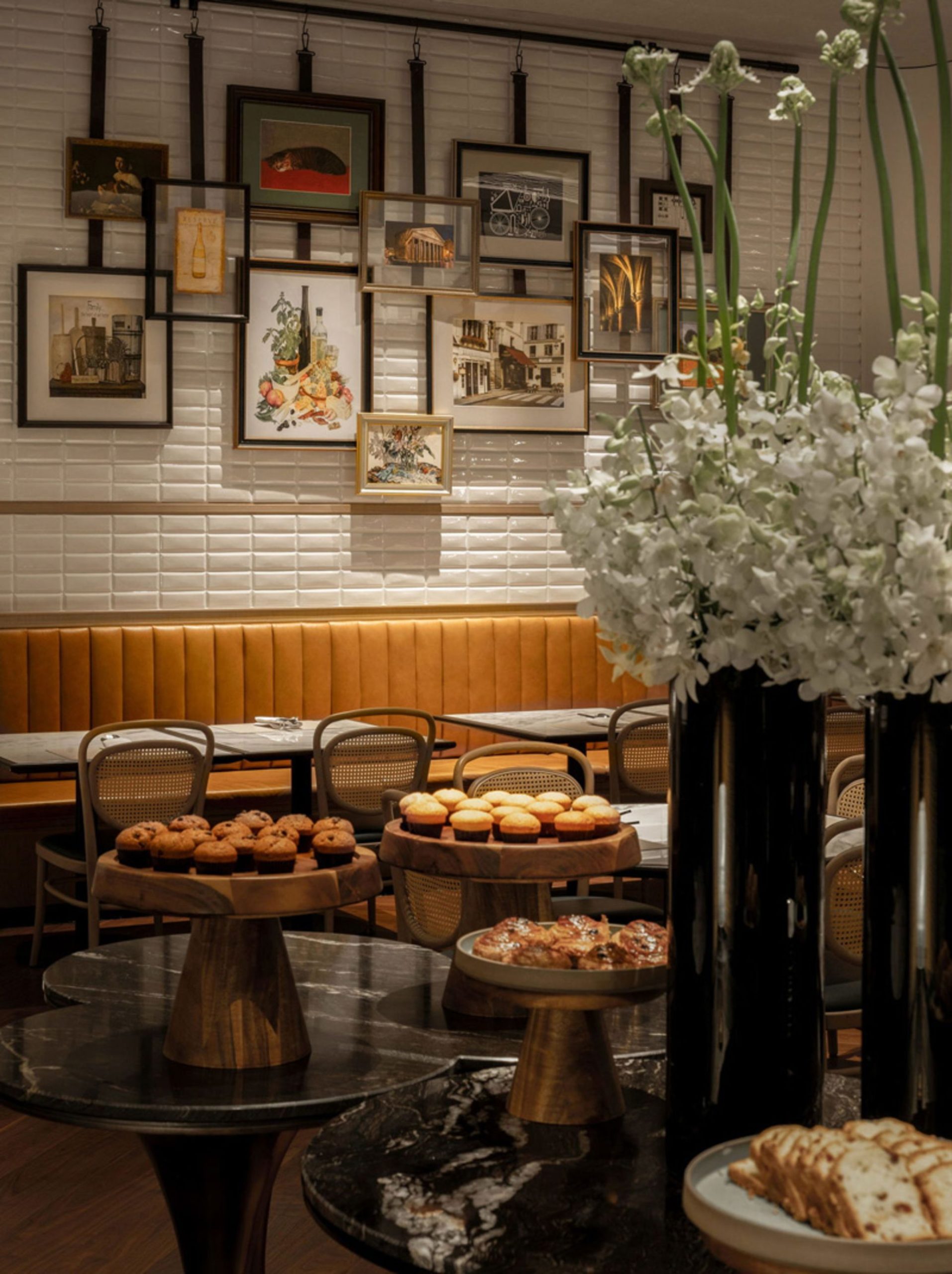 سرویس غذا در رستوران هتل هیلتون شانگهای