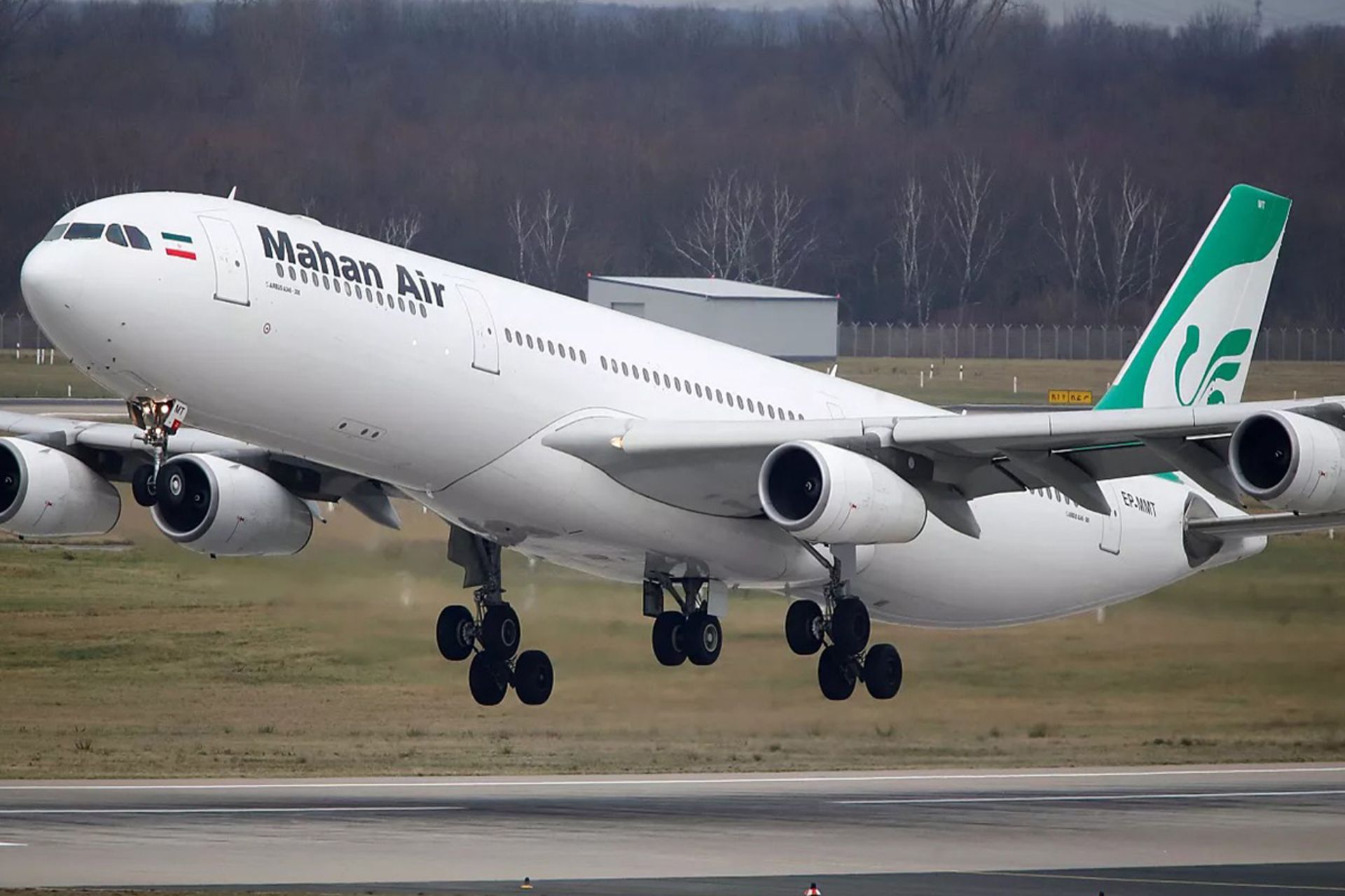 رکورد در ناوگان هوایی ایران؛ افزایش تعداد هواپیماها به ۲۲۰ فروند 3 پرواز ماهان ایر روی باند فرودگاه