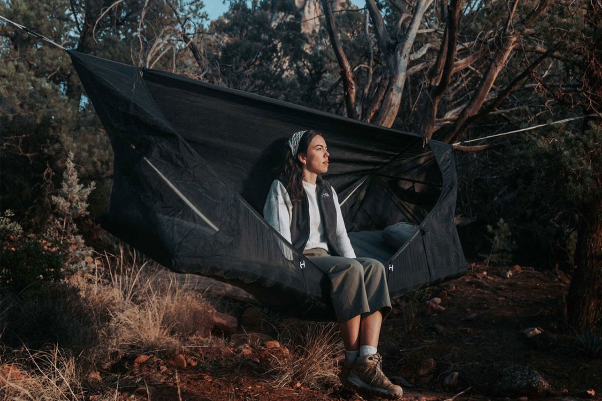 خداحافظی با کمردرد در طبیعت؛ چادر معلق برای کولهگردها 3 زنی در چادر طبیعت گردی آویزان از درخت